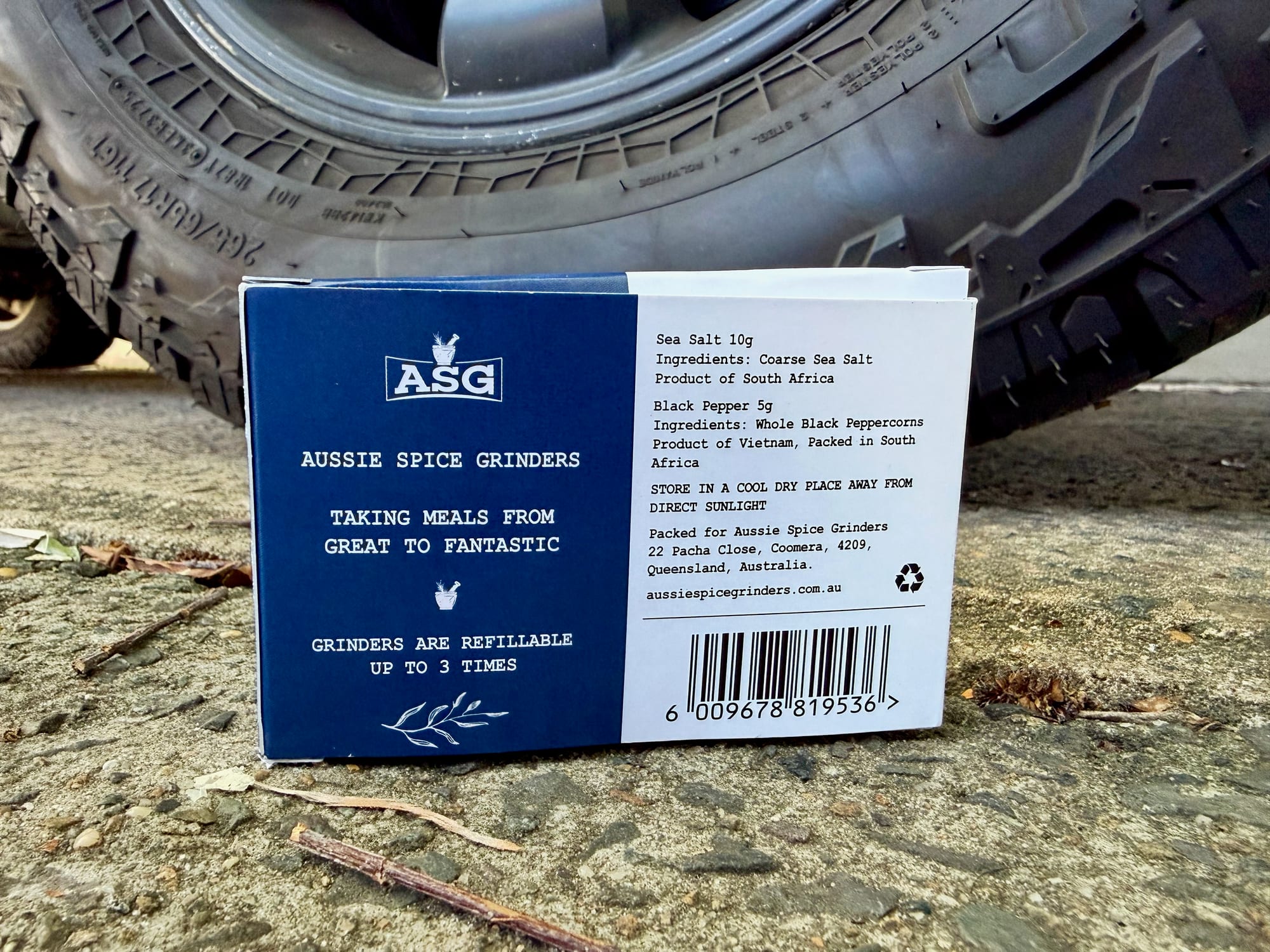 The back of the AGS mini grinders box, listing 10 g sea salt and 5 g black pepper, refillable up to 3 times