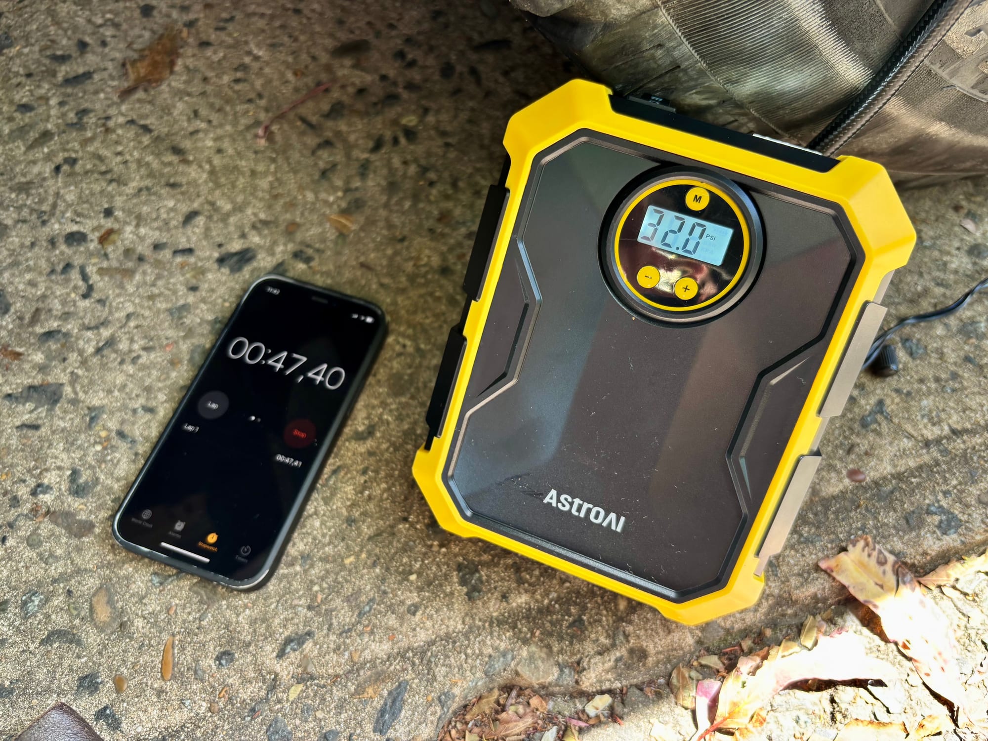 The AstroAI inflator at 32.0 PSI with the stopwatch at 47 seconds
