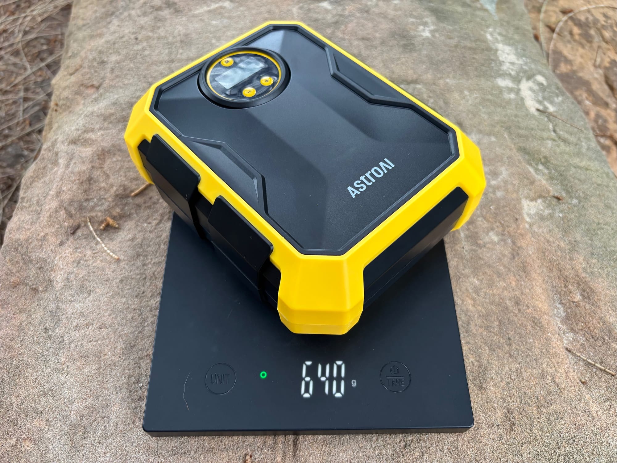 The AstroAI 12V tyre inflator on the scale at 640 g