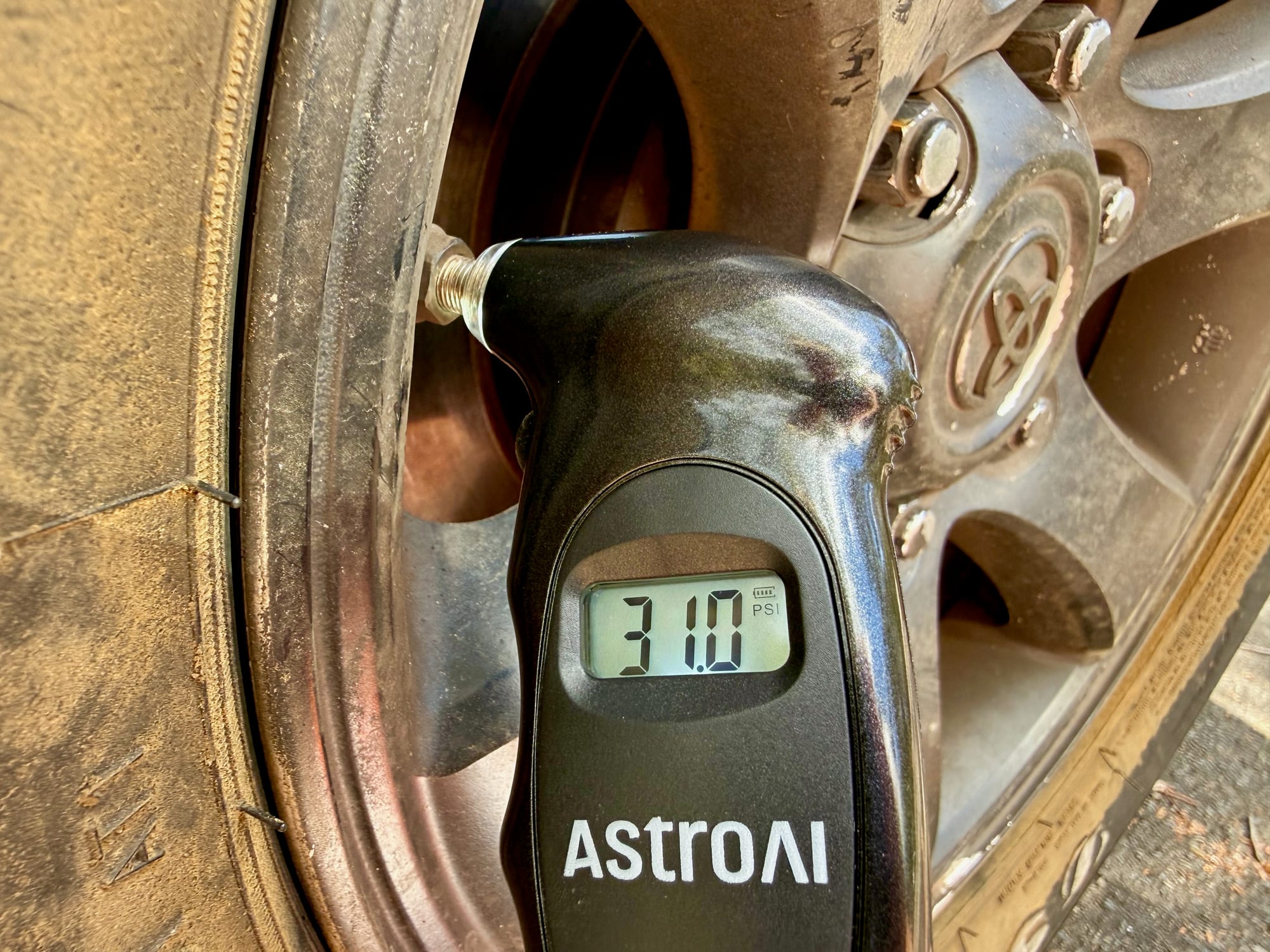 The AstroAI gauge on a wheel of the Prado, reading 31.0 PSI