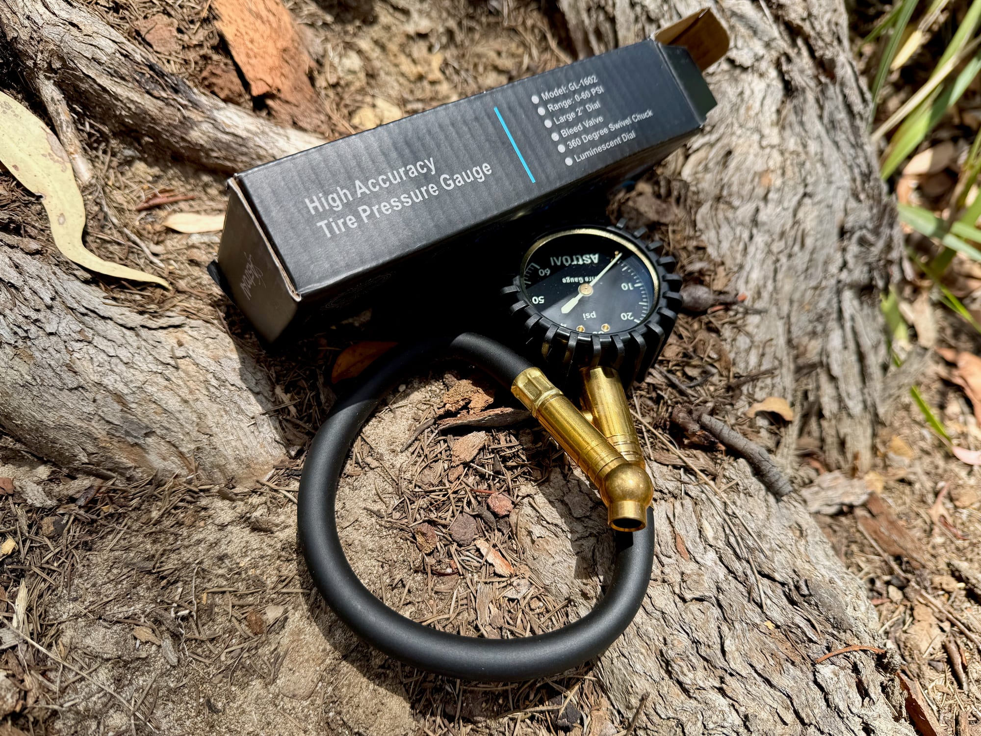 The side of the AstroAI gauge box listing the range 0-60 PSI, 2 inch dial, bleed valve, 360 degree swivel chuck and luminescent dial