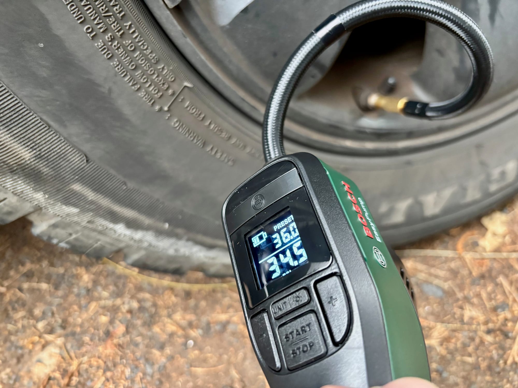 The cordless Bosch EasyPump topping up a 4WD tyre, with 34.5 PSI on its display