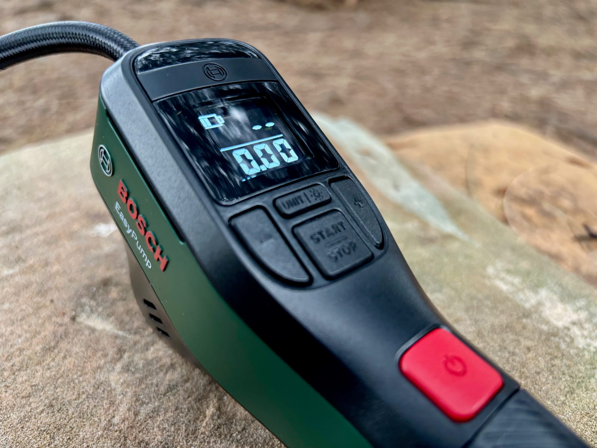 The display, the unit, plus, minus and start/stop buttons and the red power button of the Bosch EasyPump