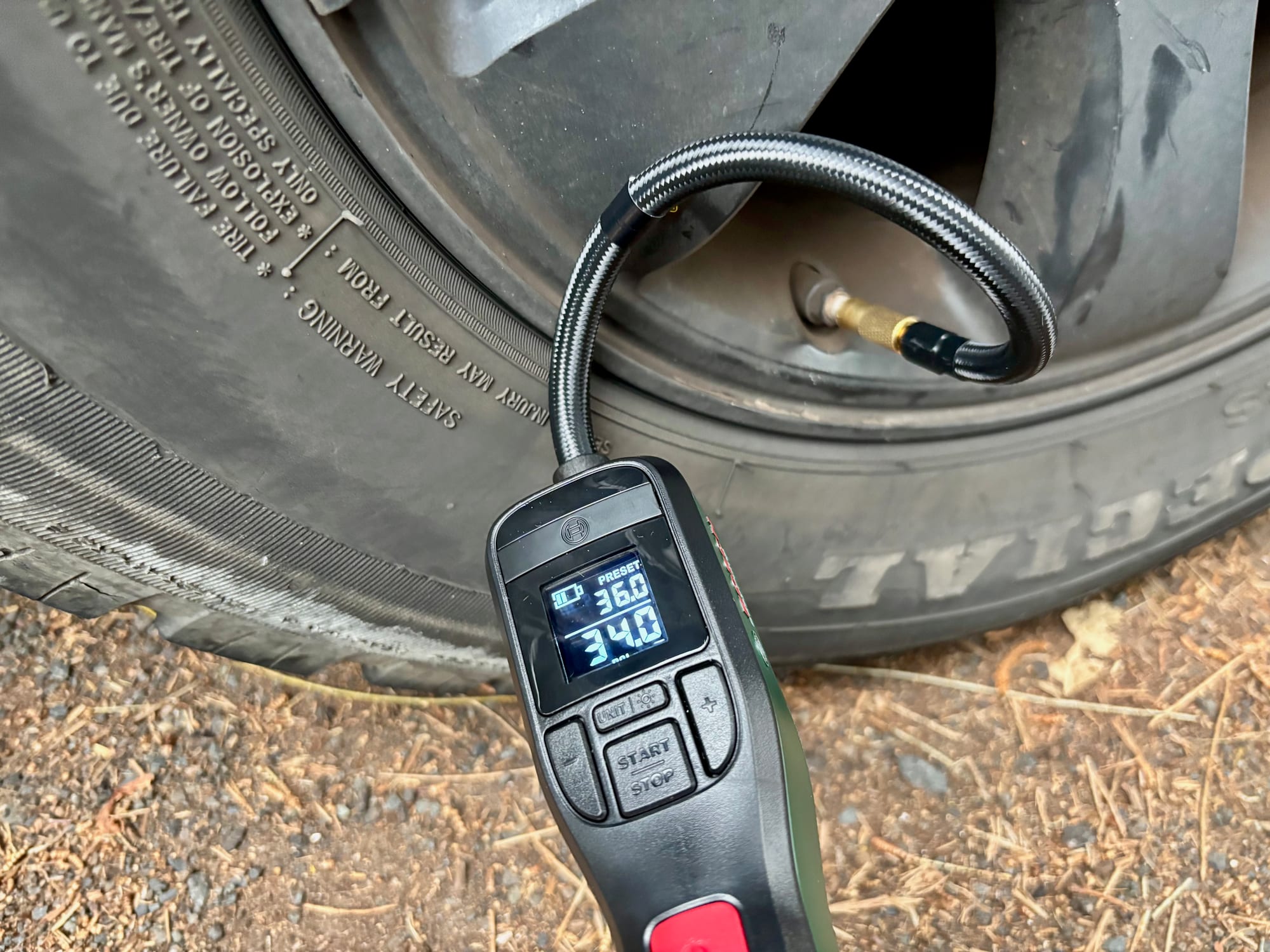 The Bosch EasyPump connected to a 4WD tyre, with 34.0 PSI on the display and the preset at 36.0