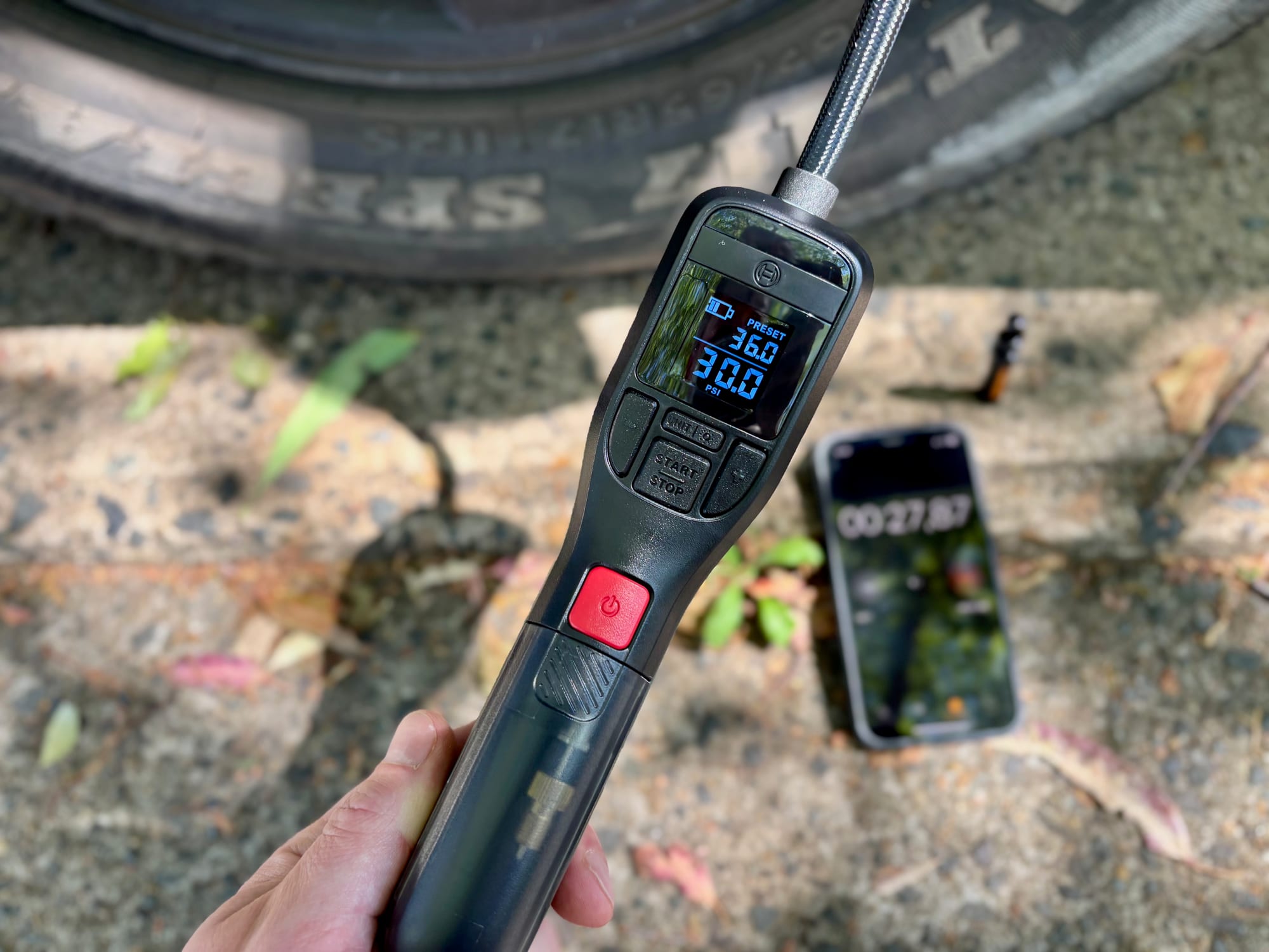 Start of the test: the Bosch EasyPump at 30.0 PSI with the stopwatch running