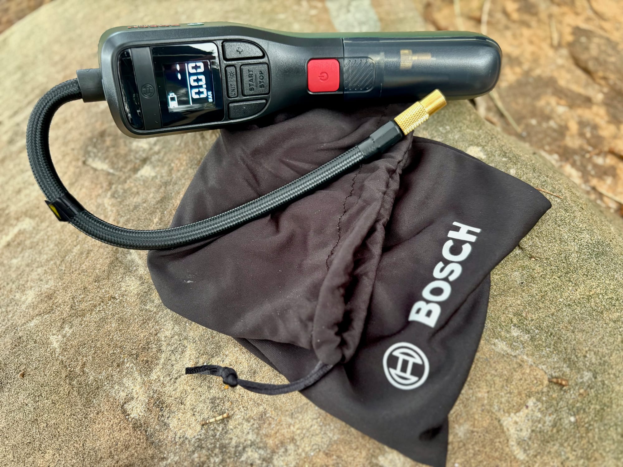 The Bosch EasyPump lying on its black Bosch storage bag