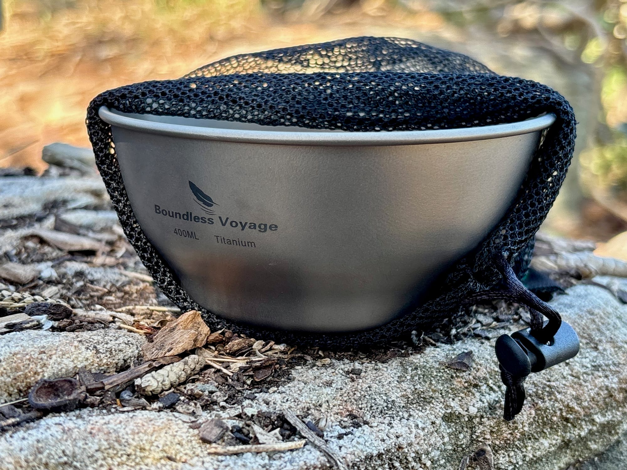 The 400 ml bowl sitting on its black mesh drawstring sack