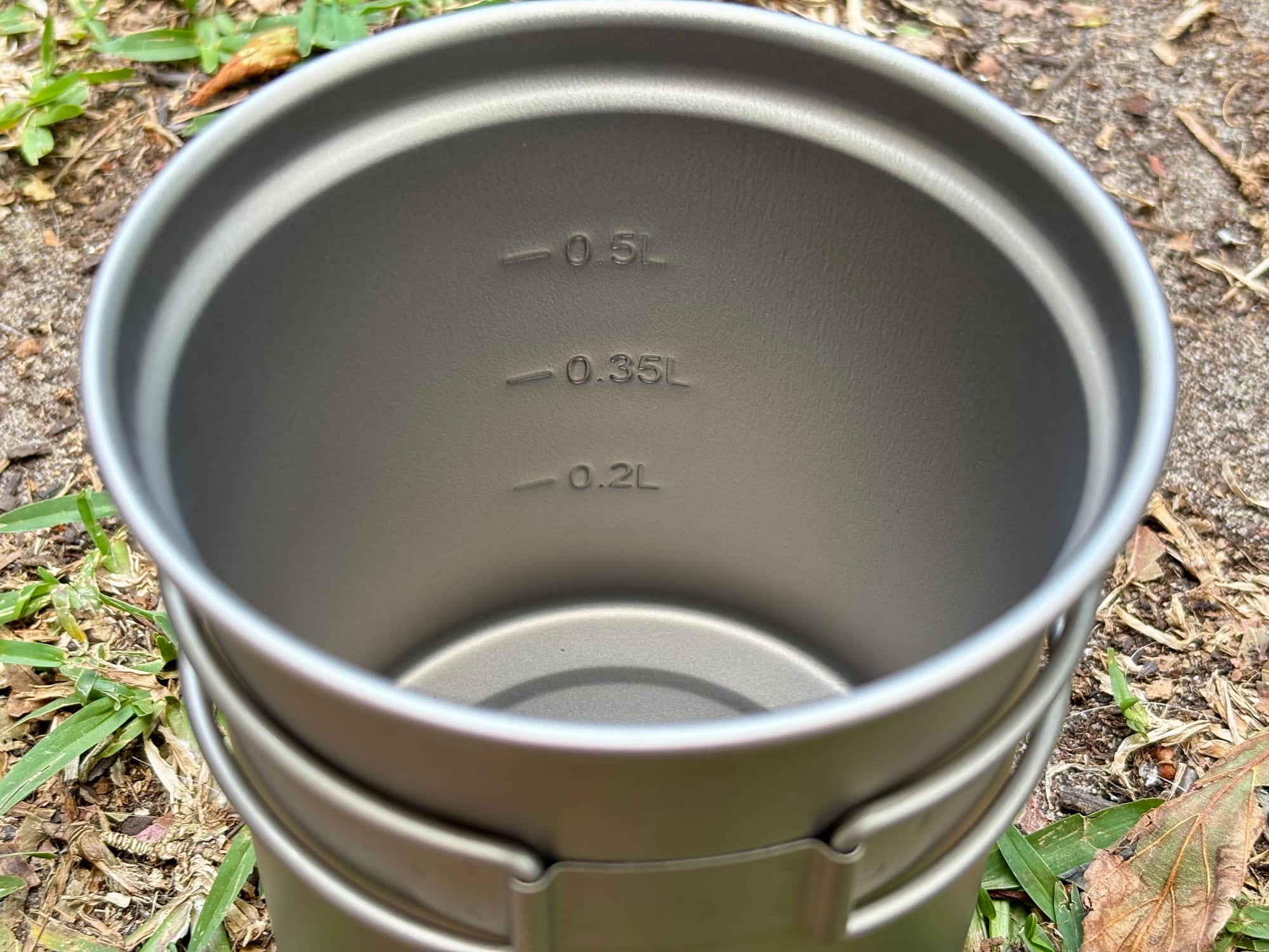 The measuring marks at 0.2, 0.35 and 0.5 litres inside the 750 ml titanium pot