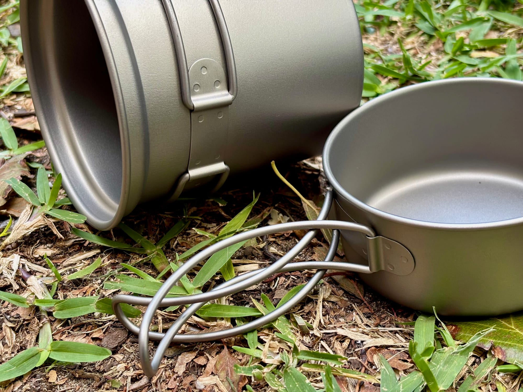 The folding wire handles on the 750 ml pot and the 300 ml pan up close