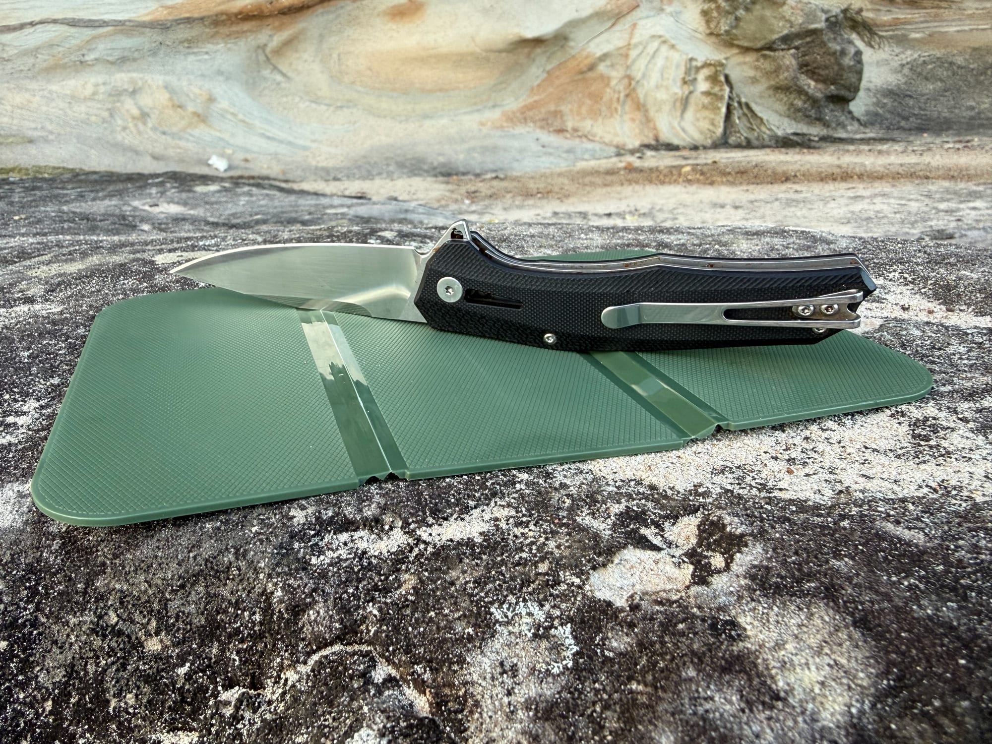 The Captain Stag cutting board opened out with its panels lifting at the folds