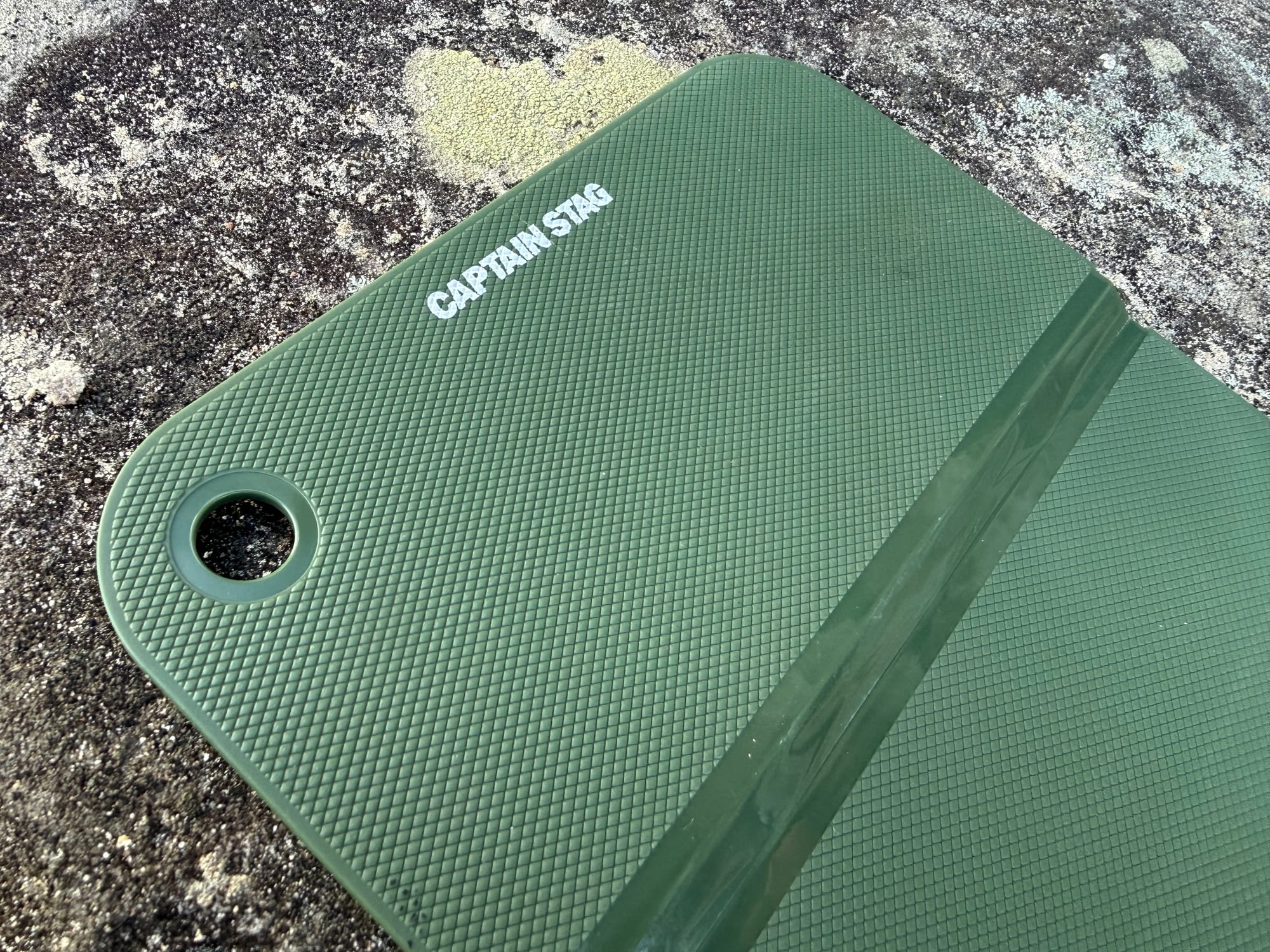 Close-up of the textured surface and the hanging hole of the Captain Stag cutting board