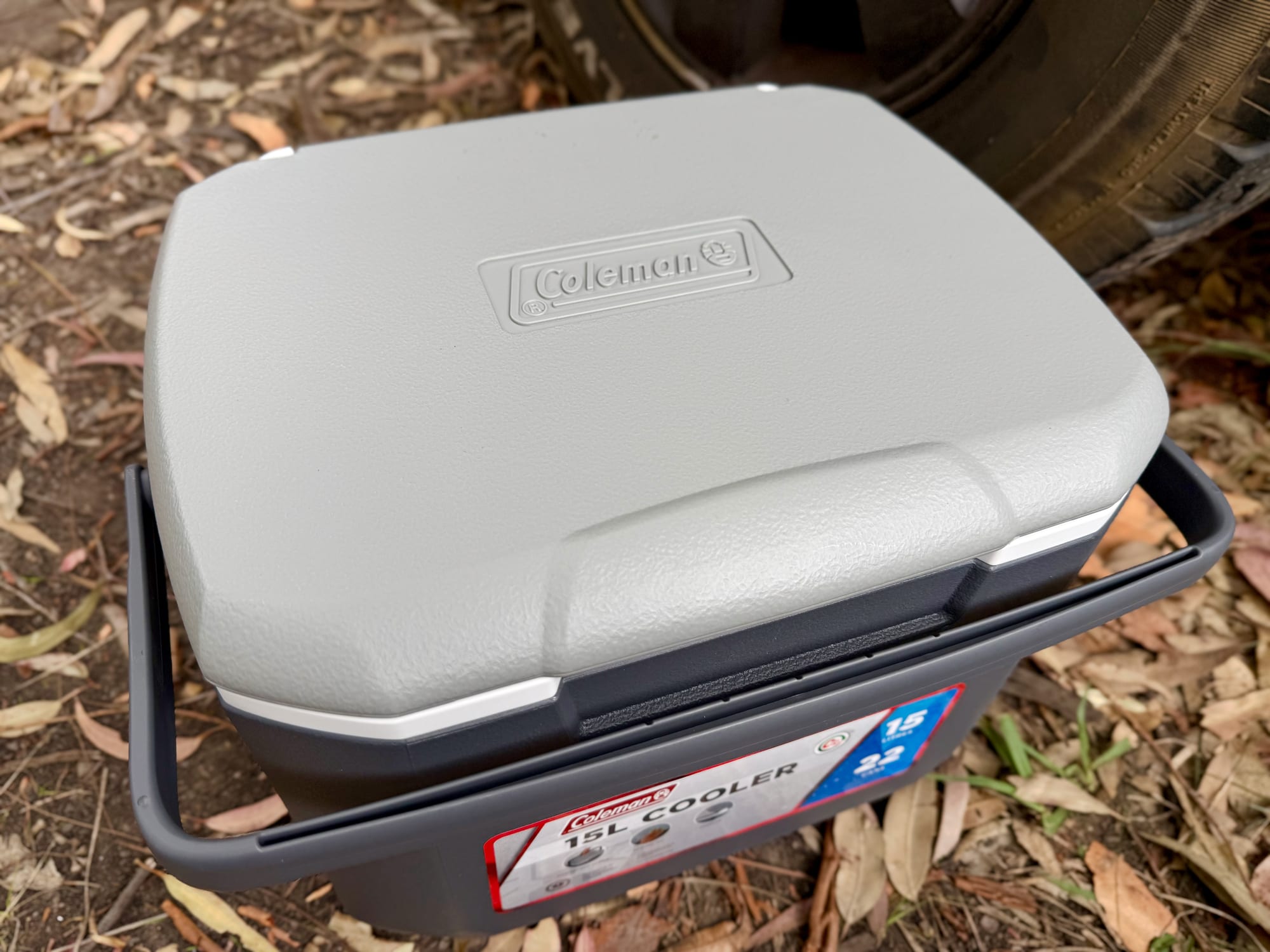 The smooth lid of the Coleman 15L hard cooler from above