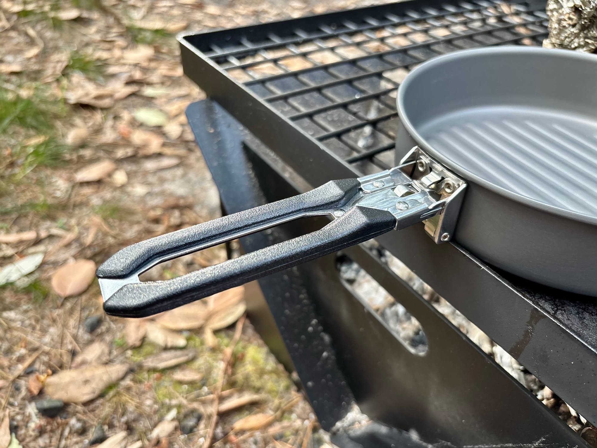 The folding handle of the Firemaple Feast 2 frypan