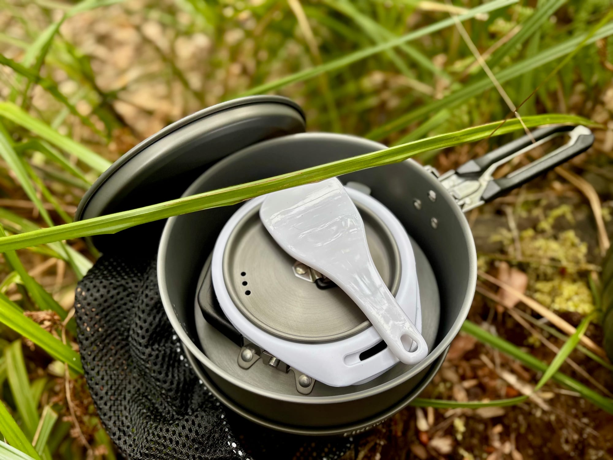 The kettle, bowl and scoop nested inside the Firemaple Feast 2 pot