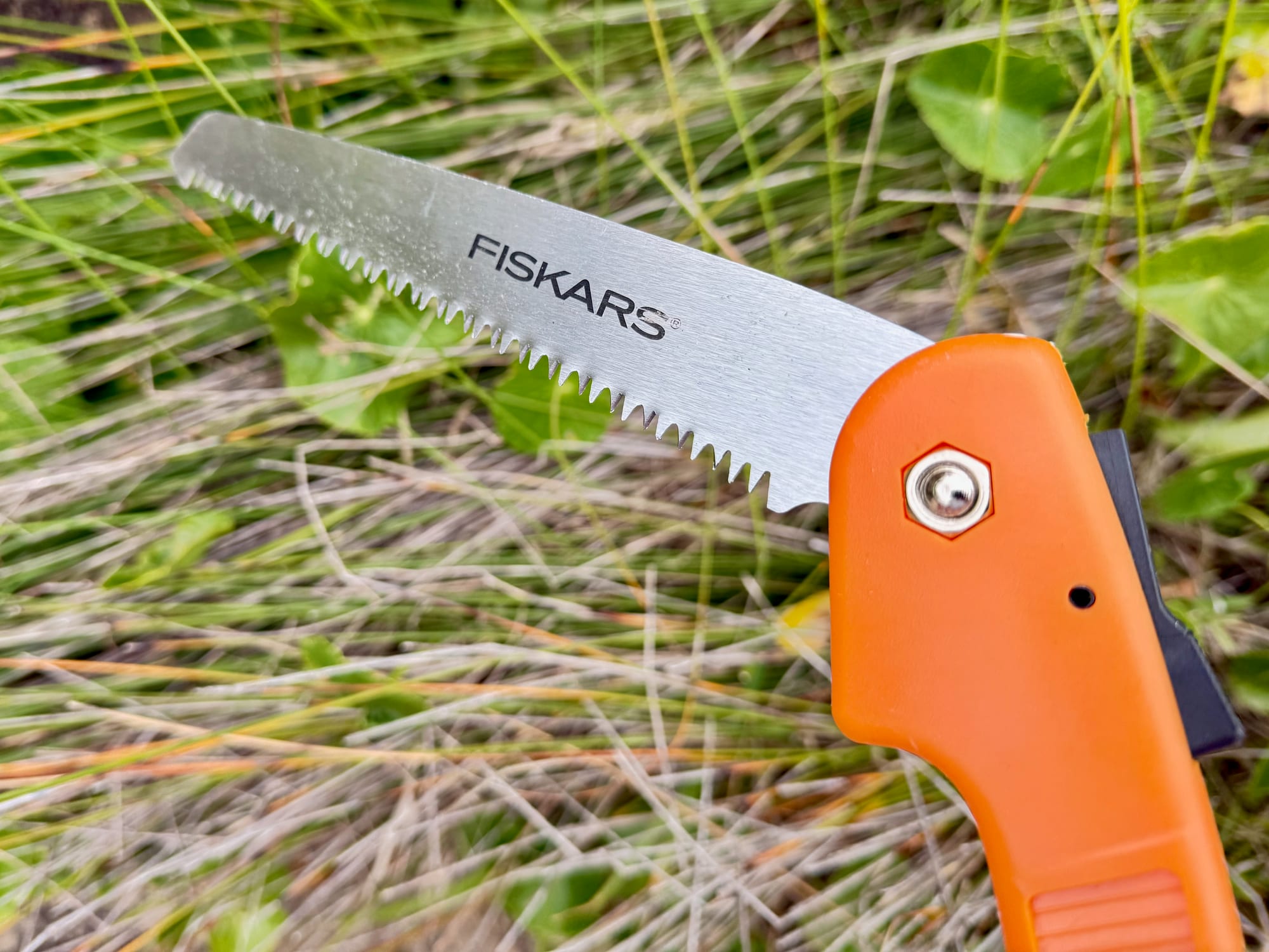 Close-up of the teeth on the Fiskars 7-inch saw blade