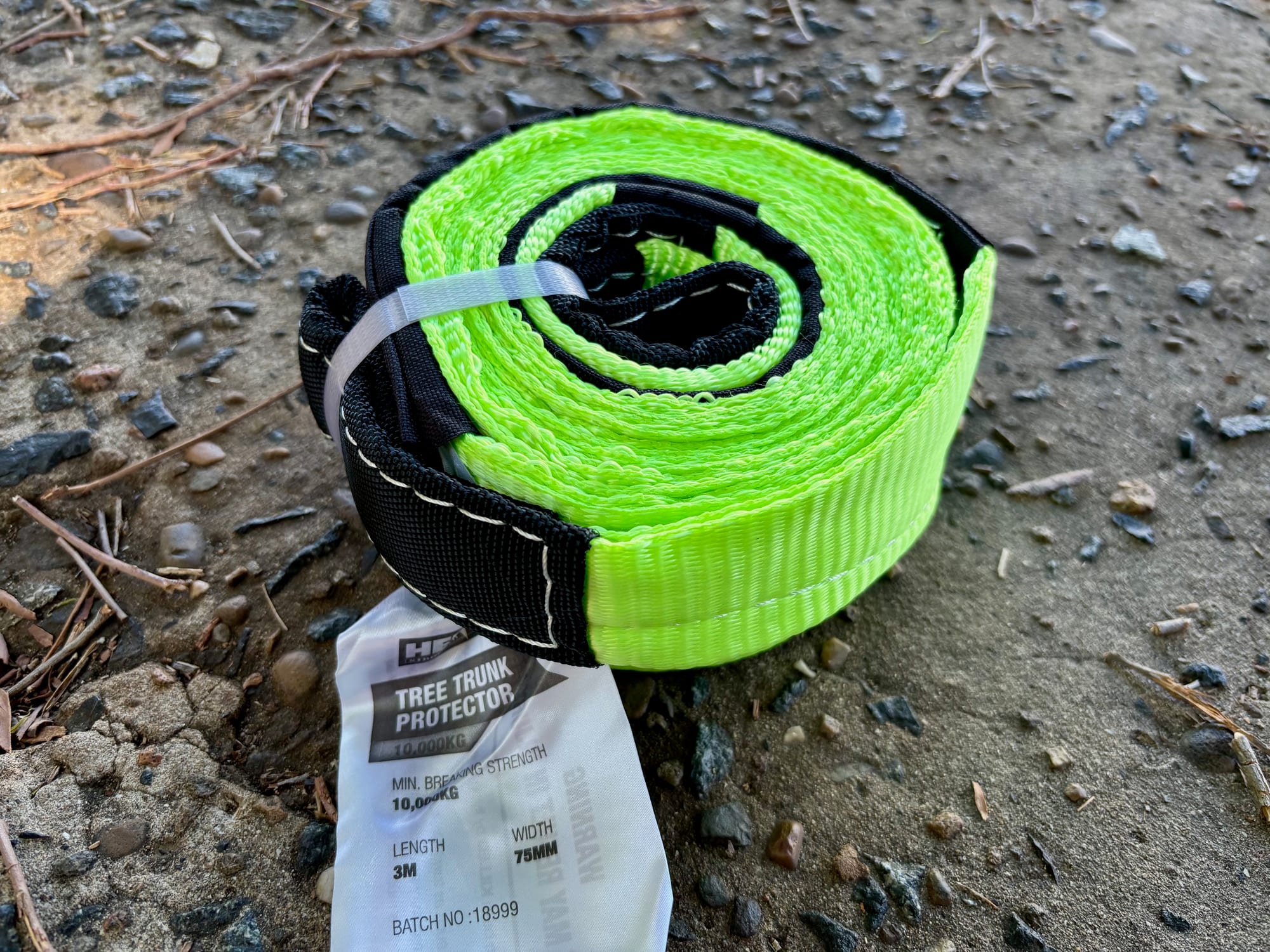 The lime green Hercules tree trunk protector with its label: 10,000 kg, 3 m, 75 mm