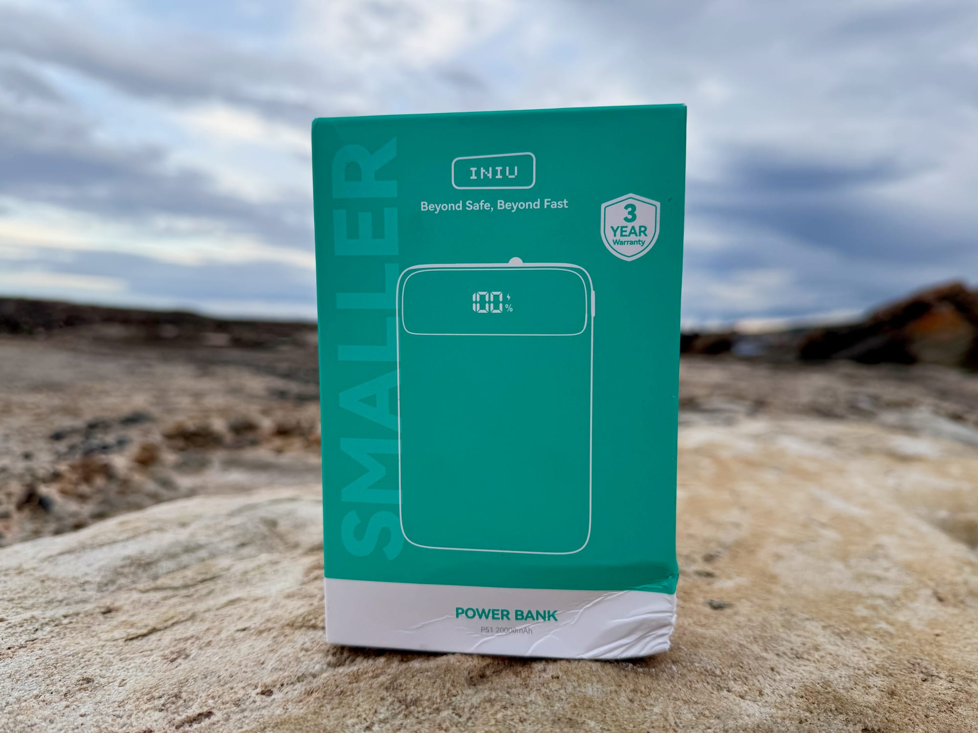 The box of the INIU 20,000mAh power bank