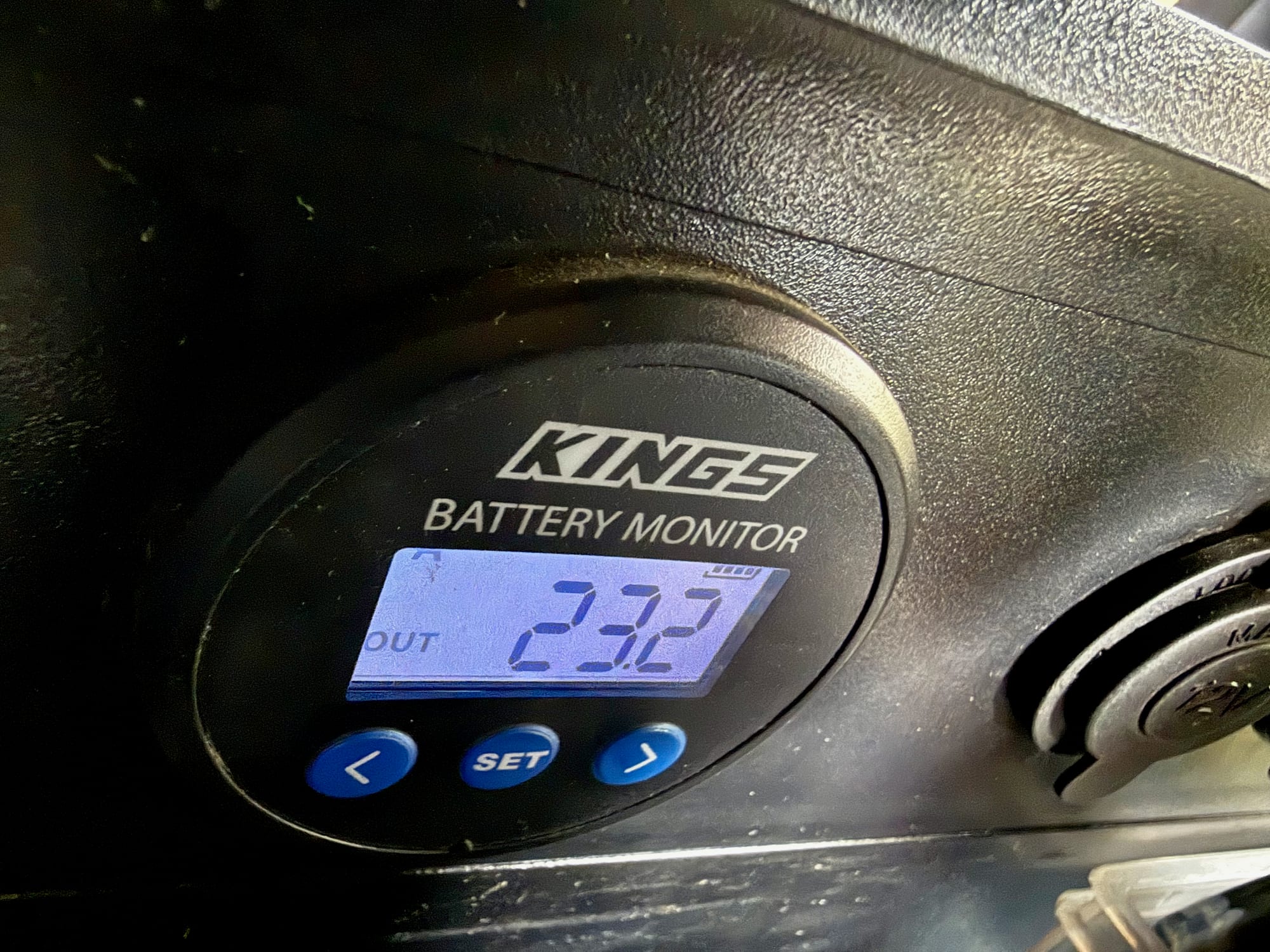 The Kings battery monitor showing 23.2 A out while the jaffle maker runs