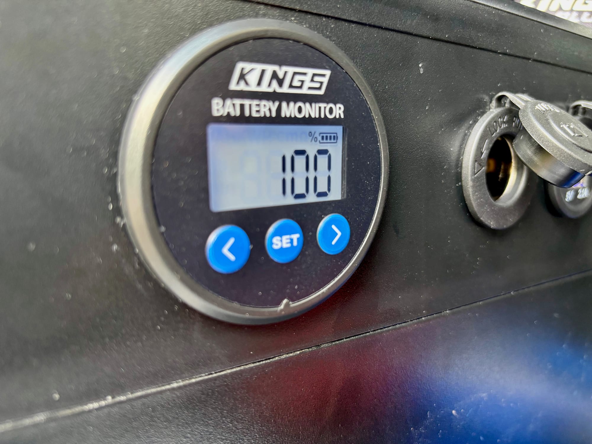 The Kings battery monitor on the BatBlock reading 100
