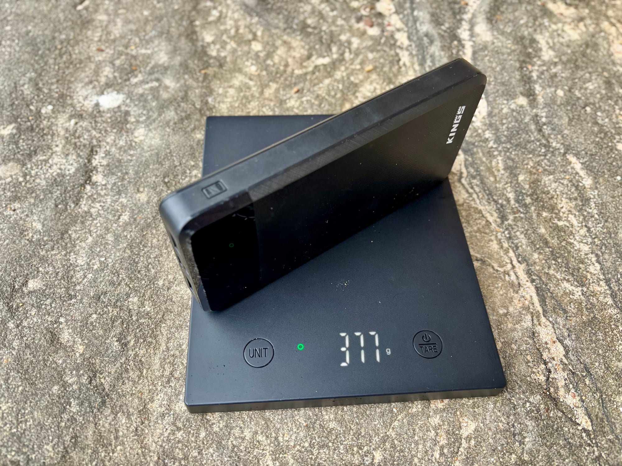 The Kings 20,000mAh power bank on a scale showing 377 g