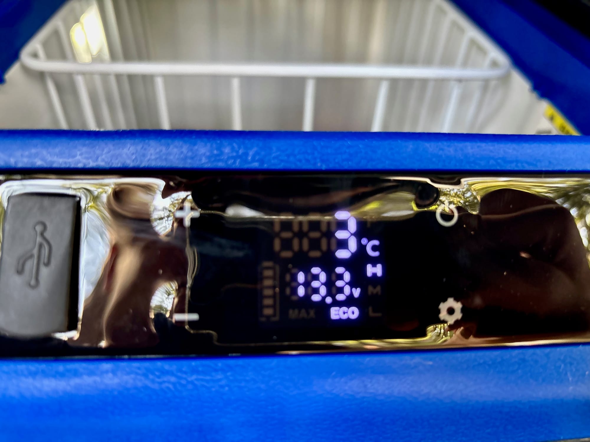 The display of the Kings 40L fridge showing 3 °C and 13.3 V in ECO mode