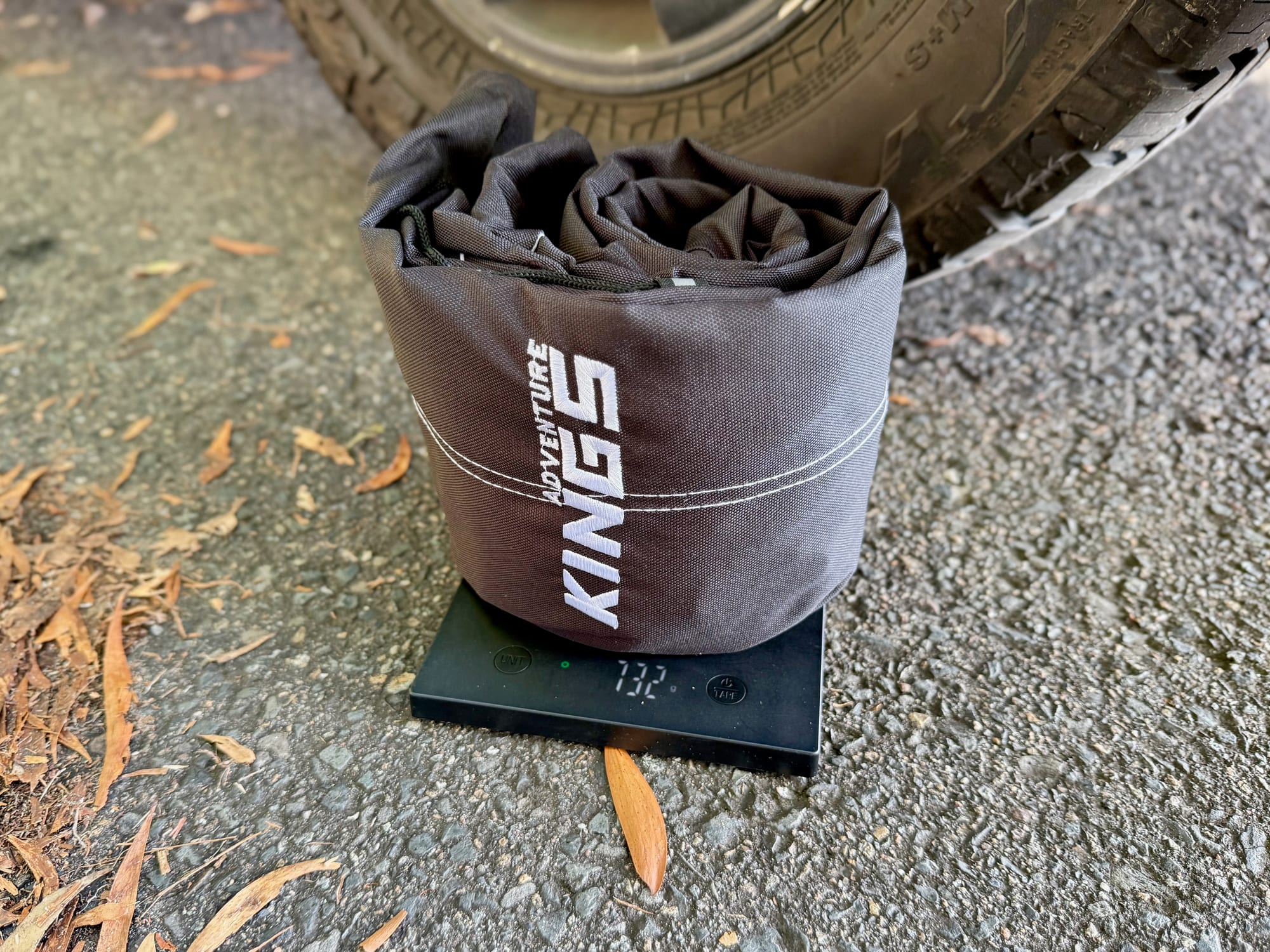 One Kings seat cover on a digital scale showing 732 grams