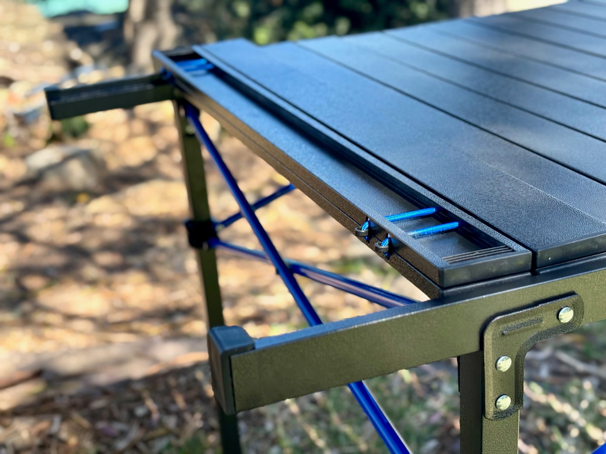 A corner of the Kings Large table with the end slat locked in and the slats between the side rails