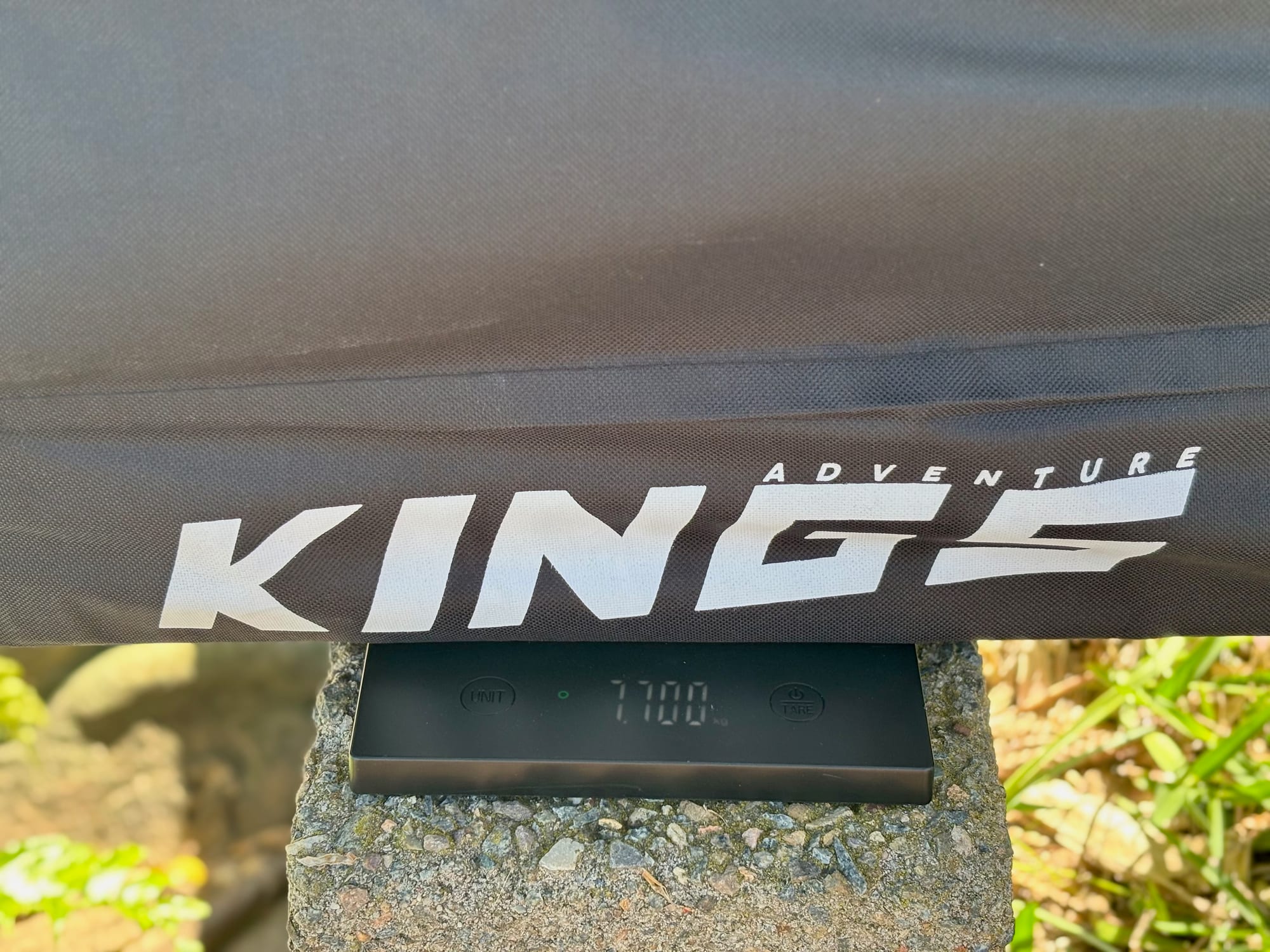 The Kings Large table in its carry bag on a scale showing 7.700 kg