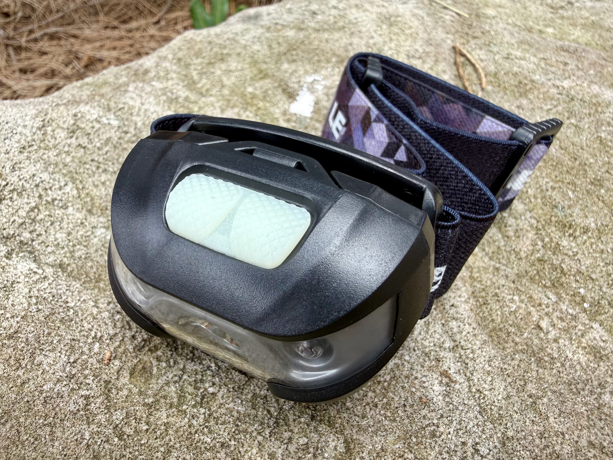 Close-up of the Lepro 3200008 lamp and its headband