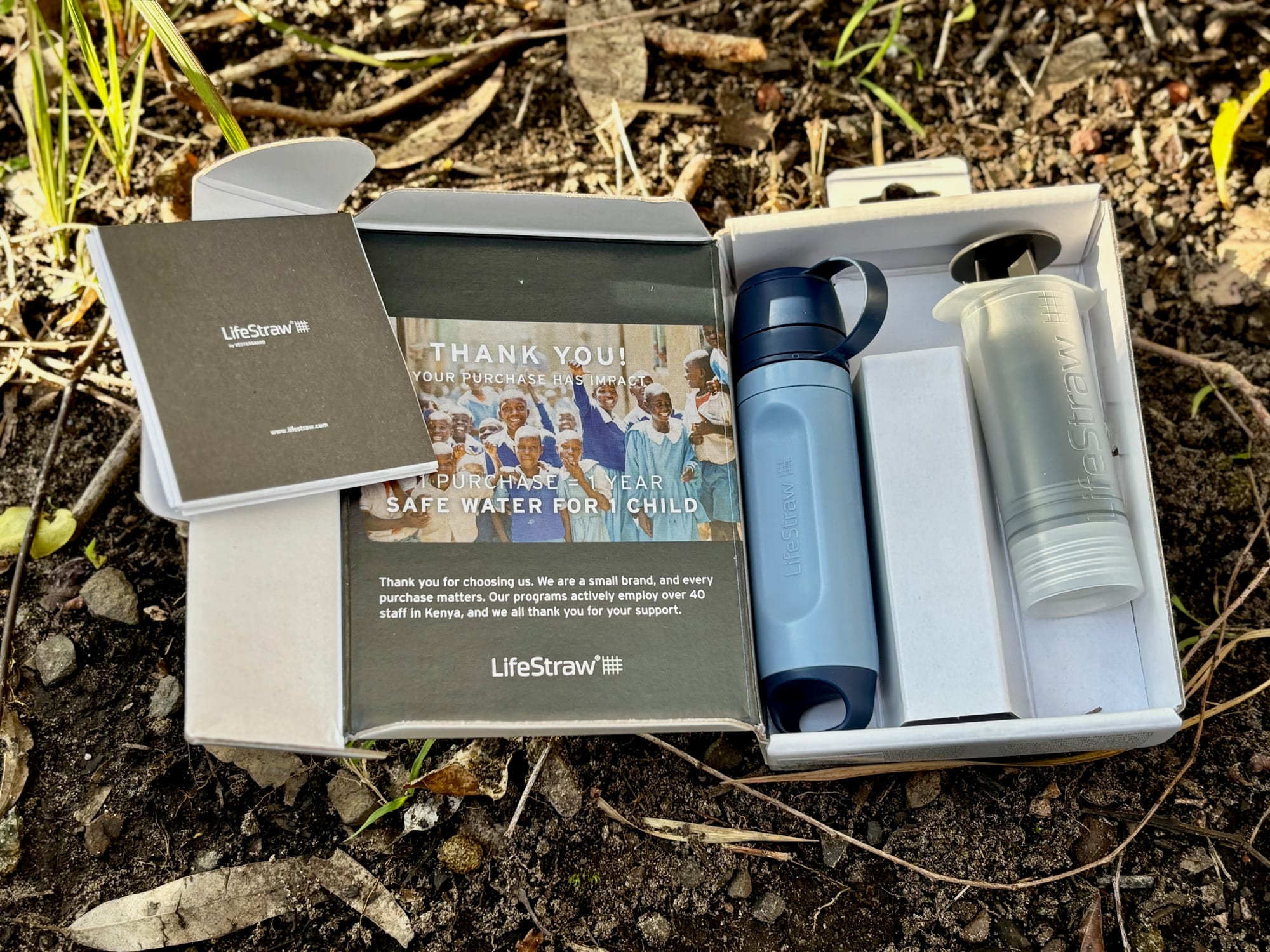 The opened LifeStraw Peak Solo box with the filter, the backwash syringe and the leaflets