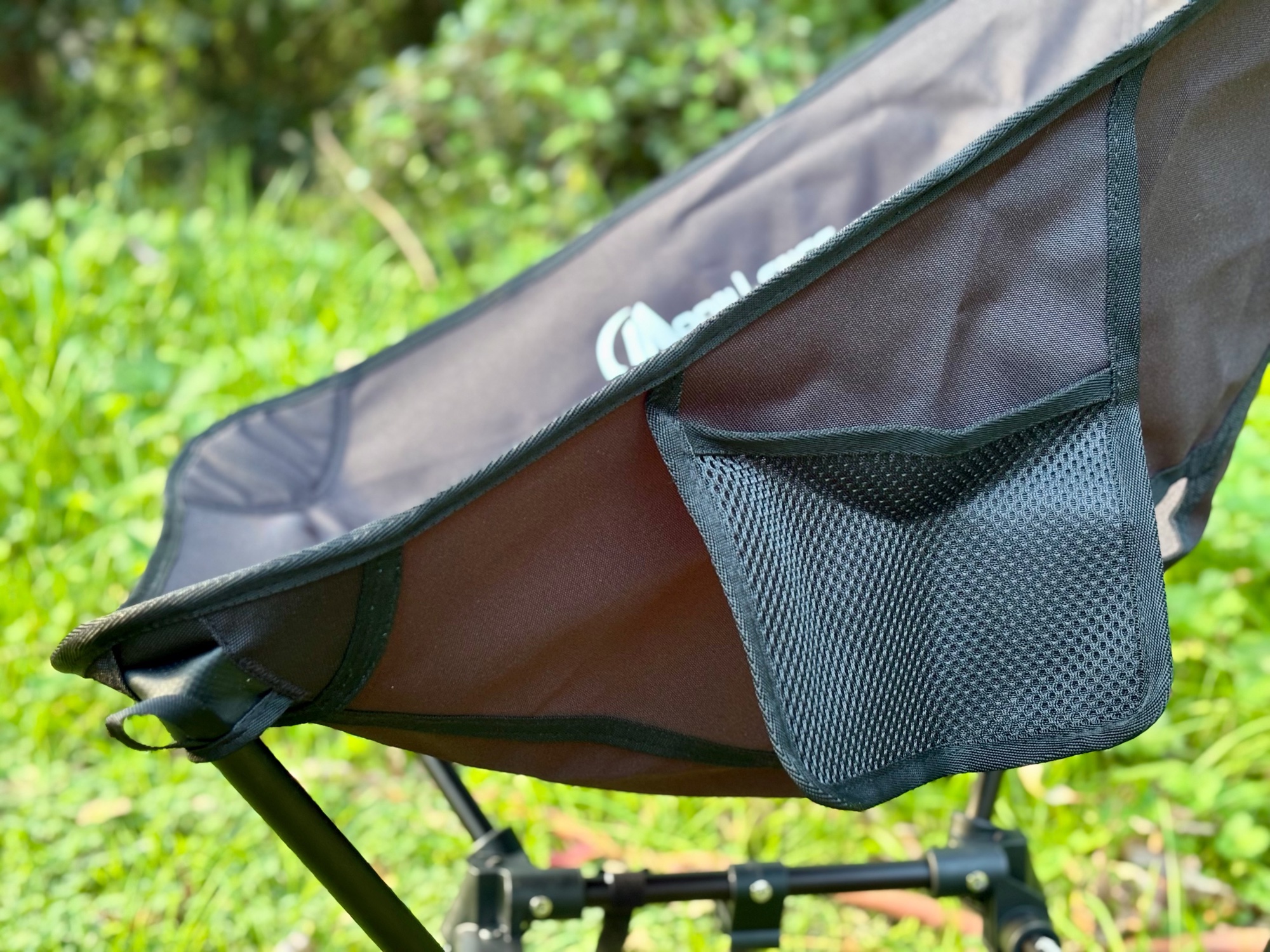 The mesh side pocket of the Moon Lence chair