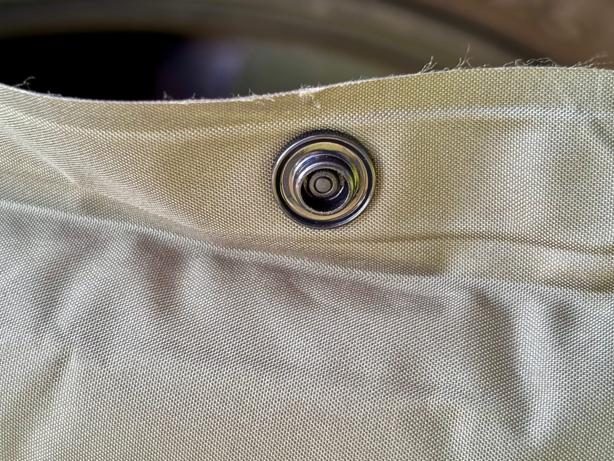 A snap button on the side of the Naturehike D-Series sleeping pad