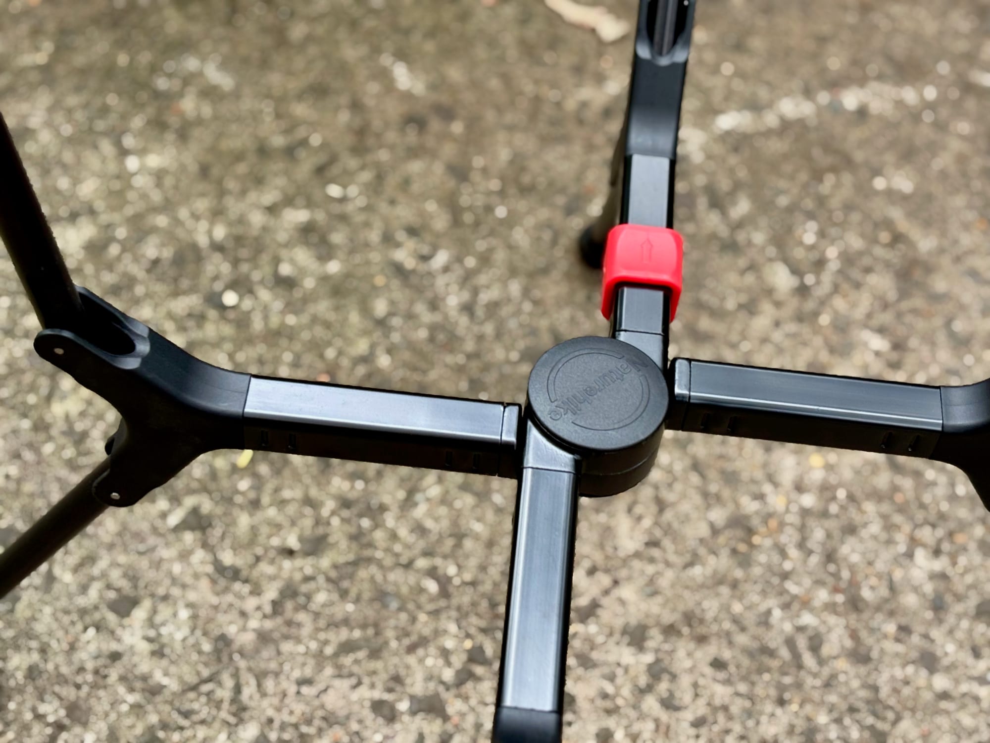 The central hub of the YL01 frame with a red locking clip