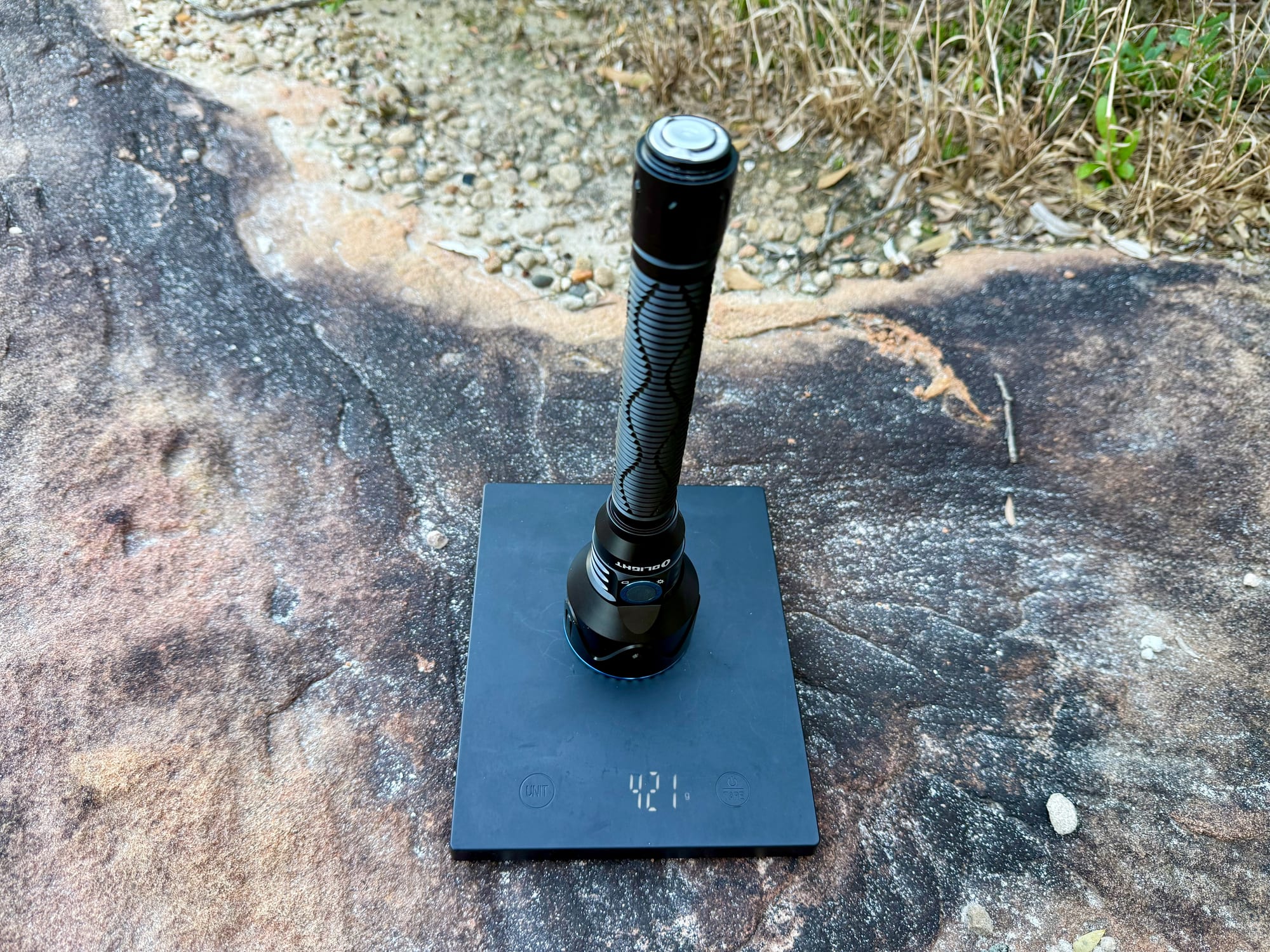 The Javelot Pro 2 standing on its head on a kitchen scale showing 424 g