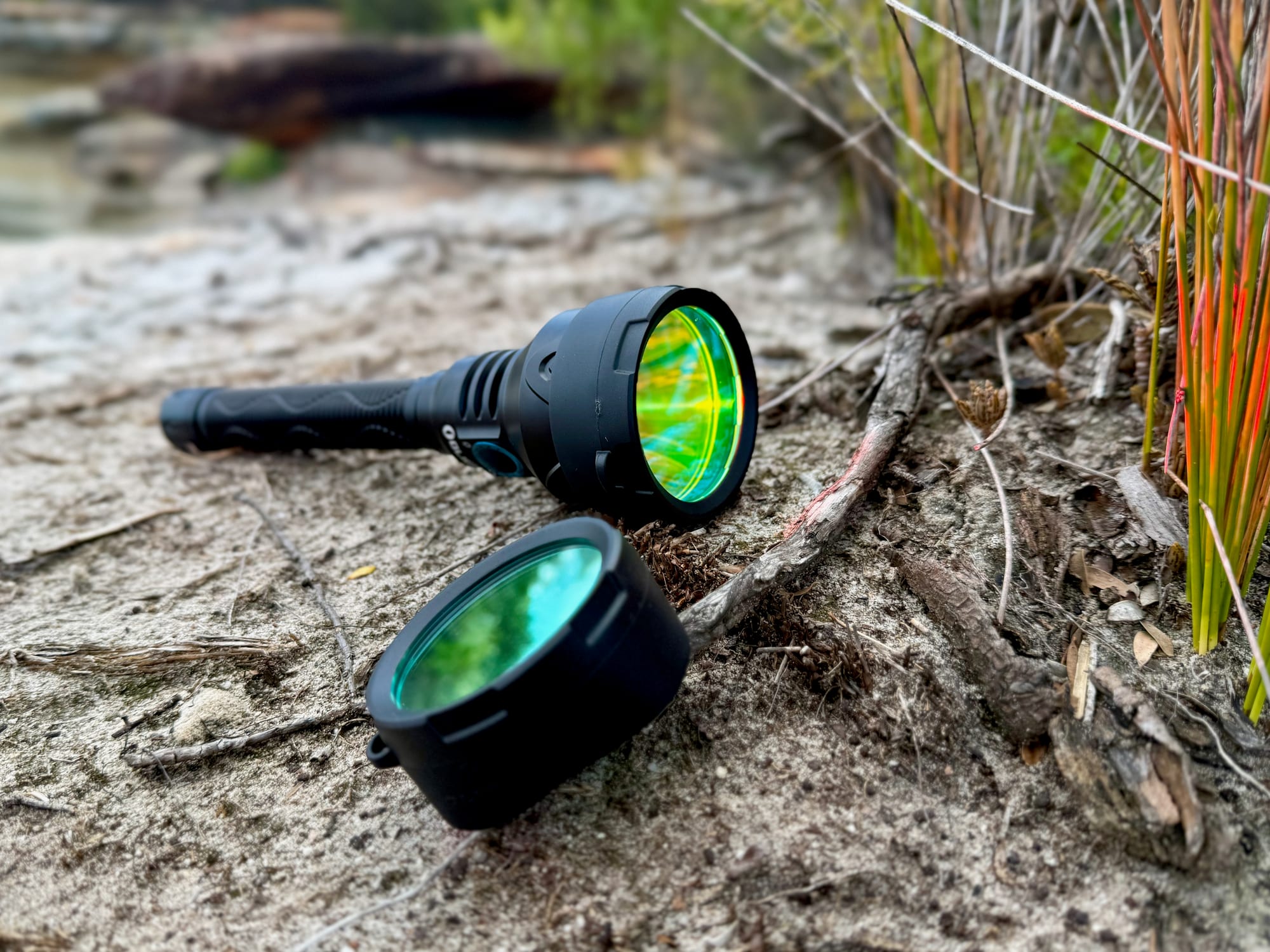 The Javelot Pro 2 with a green filter on its head and a second filter beside it