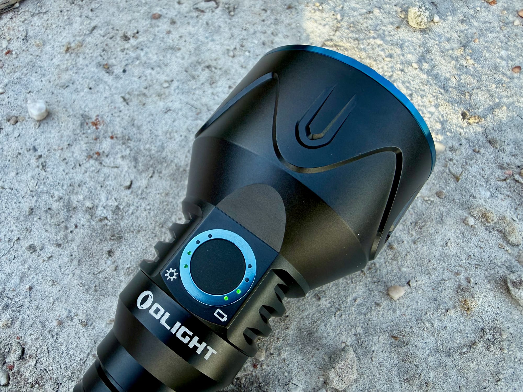 The head of the Javelot Pro 2 with its side switch, blue ring and battery indicator