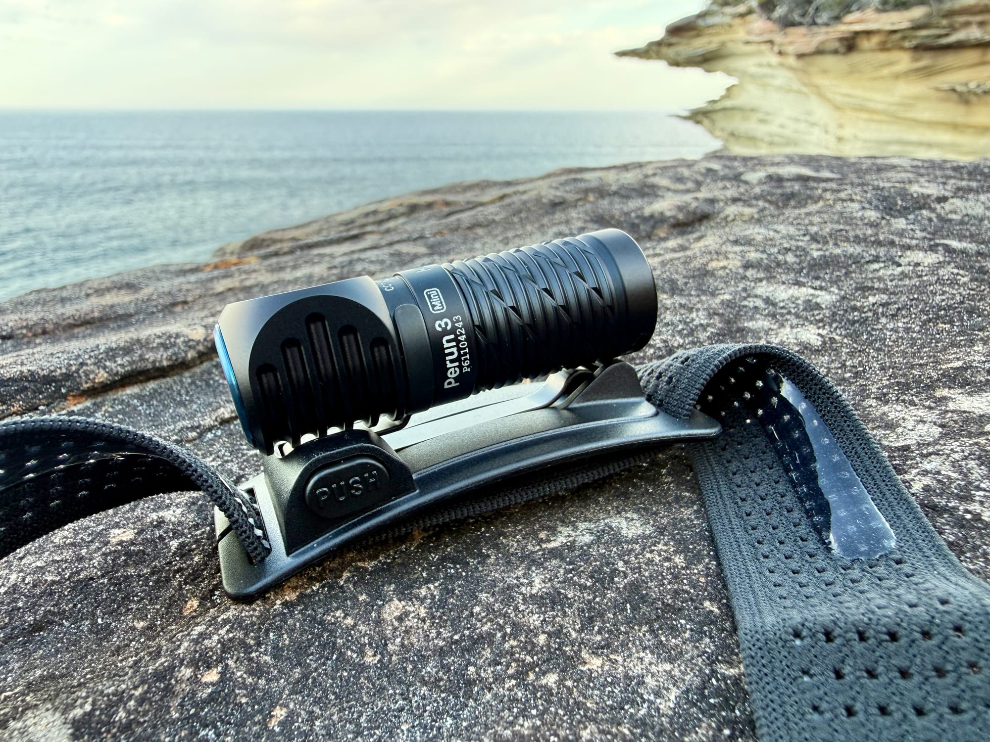 The Perun 3 Mini in its bracket, with the mesh headband turned to show the silicone gel strip on the inside