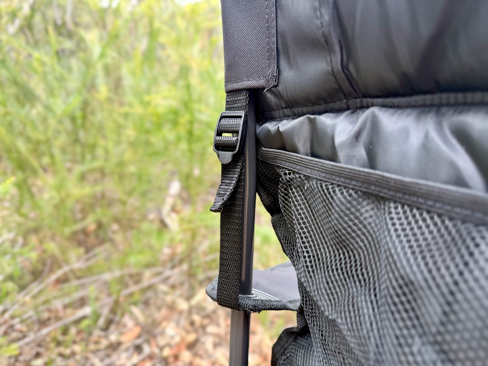 The strap and buckle at the back of the Getaway Deluxe that adjust the arm height