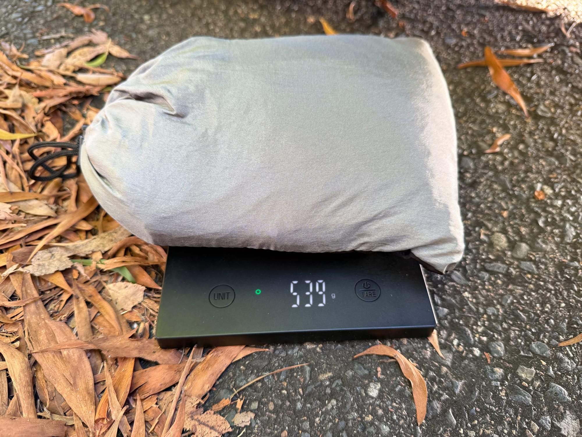 The portable single hammock packed in its sack on a kitchen scale showing 539 g