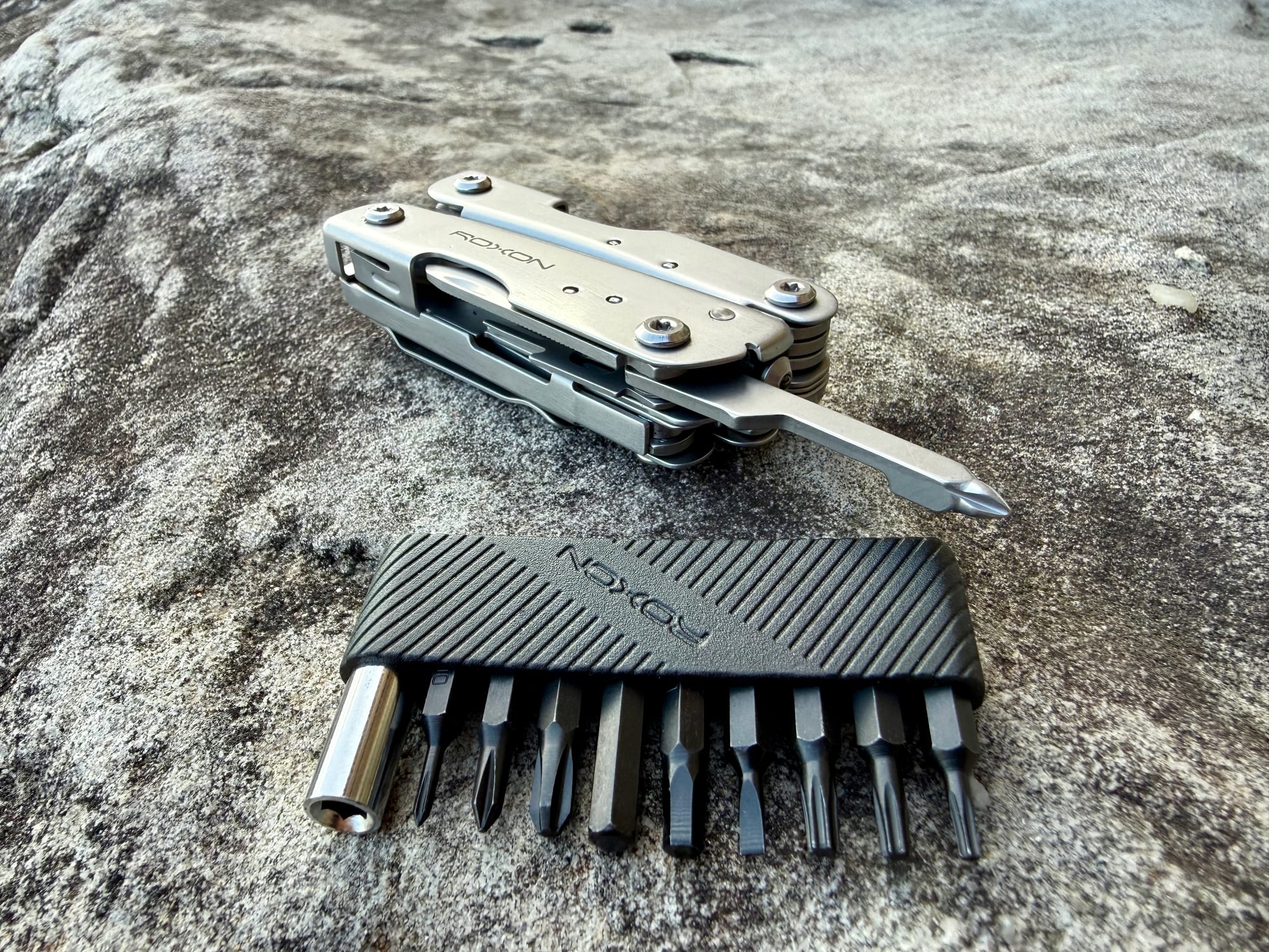 The strip of driver bits that comes with the Roxon M2