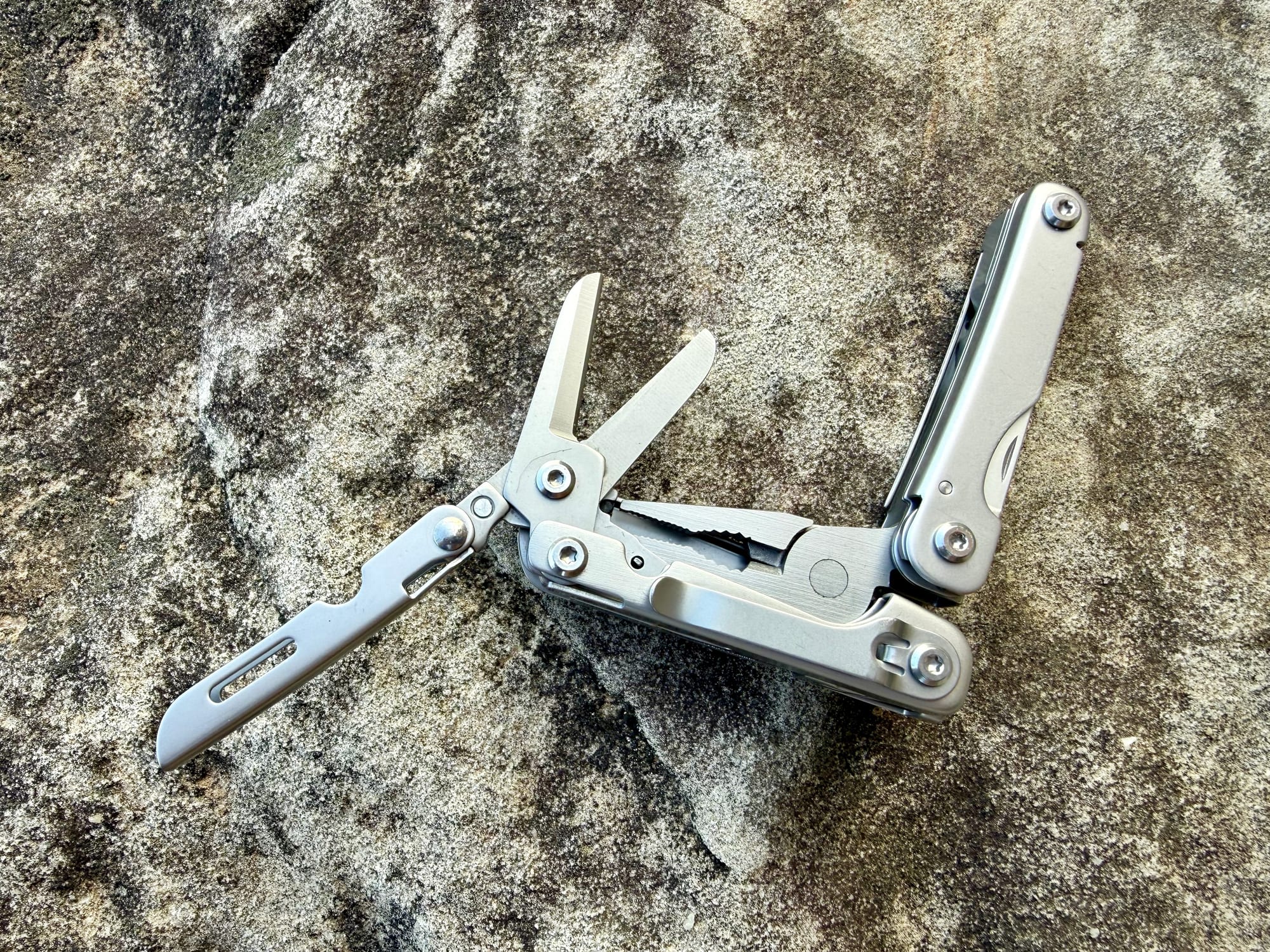 The folding scissors and the pliers of the Roxon M2