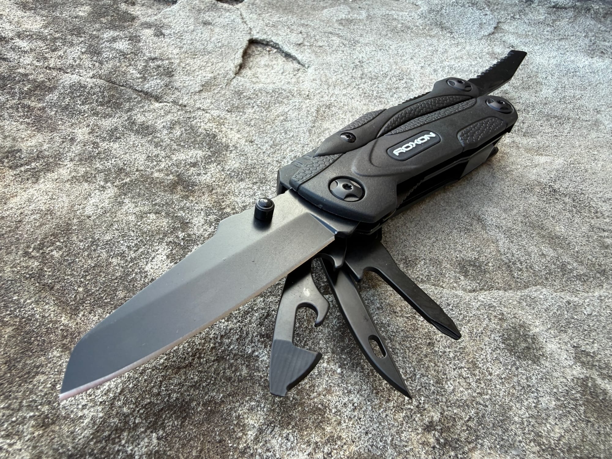 The knife and the small tools of the Roxon Spark folded out