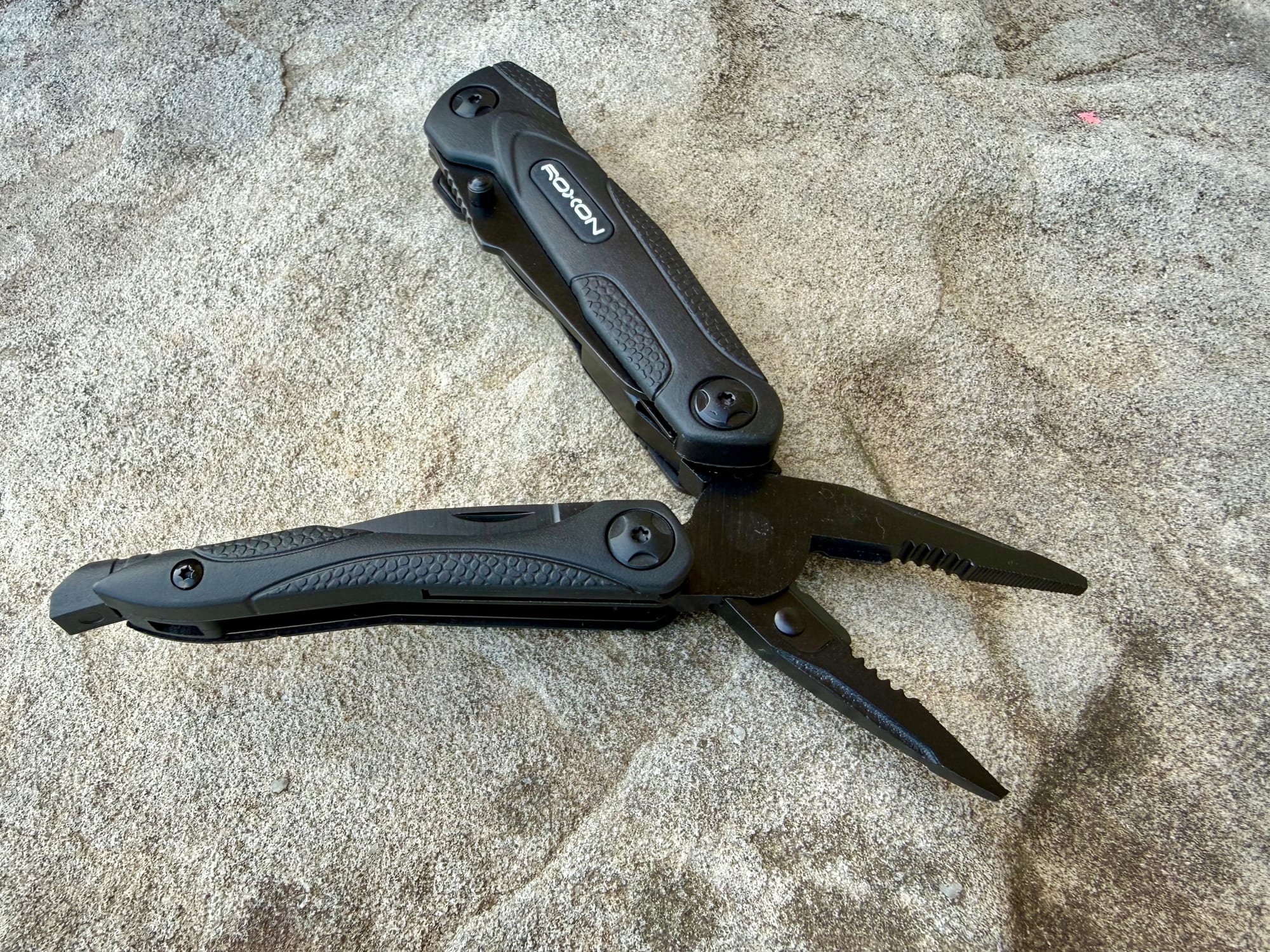 The pliers of the Roxon Spark opened