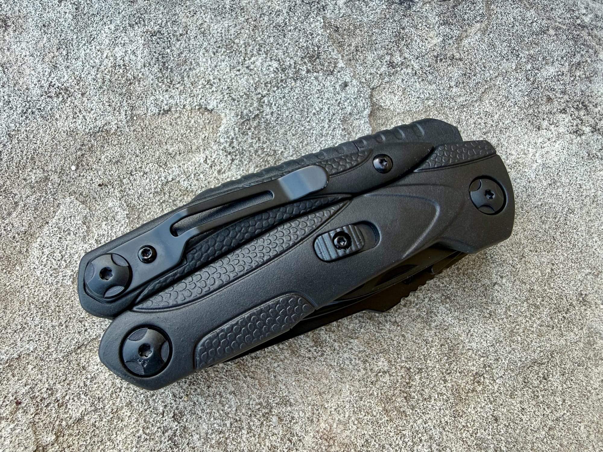 The pocket clip on the side of the Roxon Spark