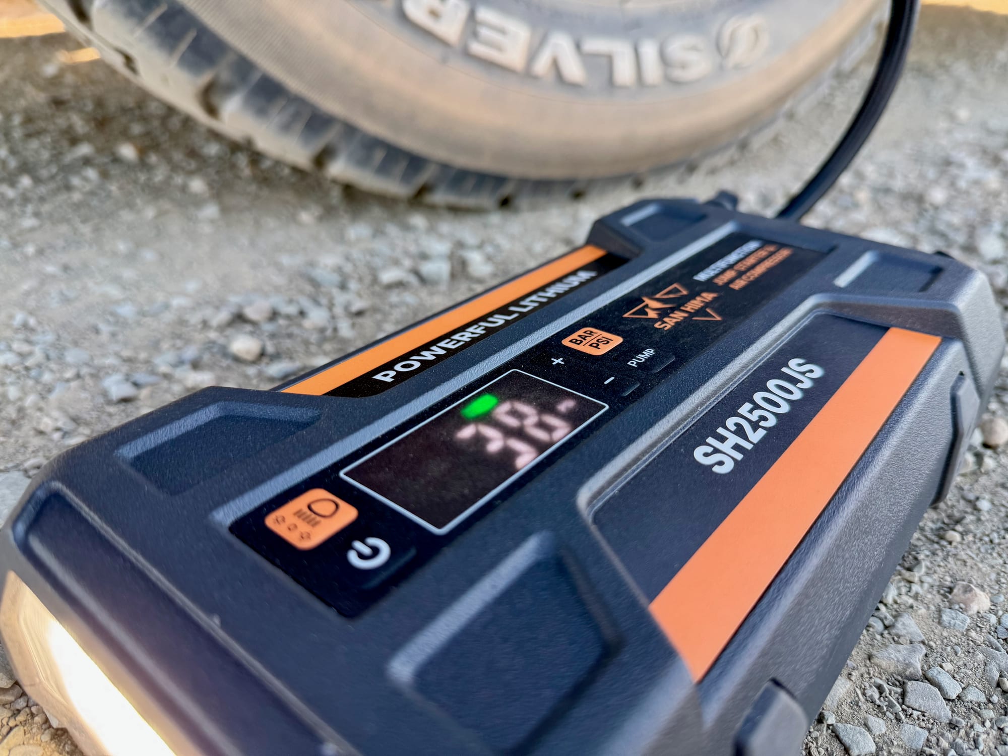 The display of the San Hima showing 38 PSI while inflating a tyre, with the LED light on