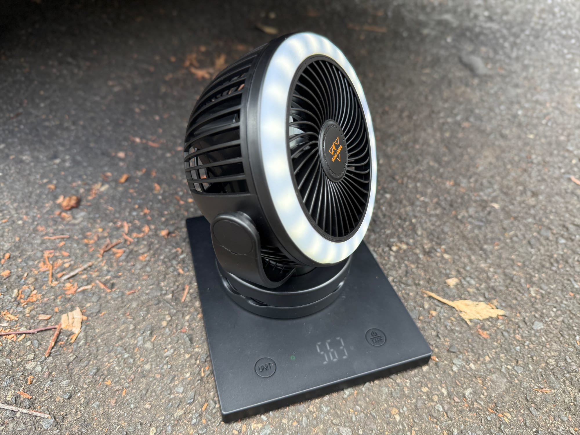 The San Hima clip fan on a scale showing 563 g