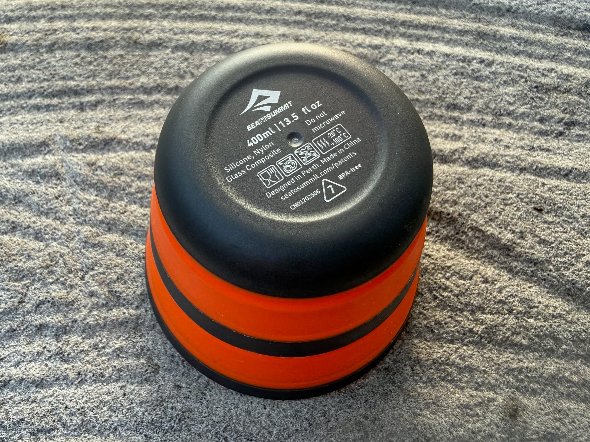 The base of the Frontier collapsible cup with its markings: 400 ml, silicone and nylon glass composite, -20 to +100 °C