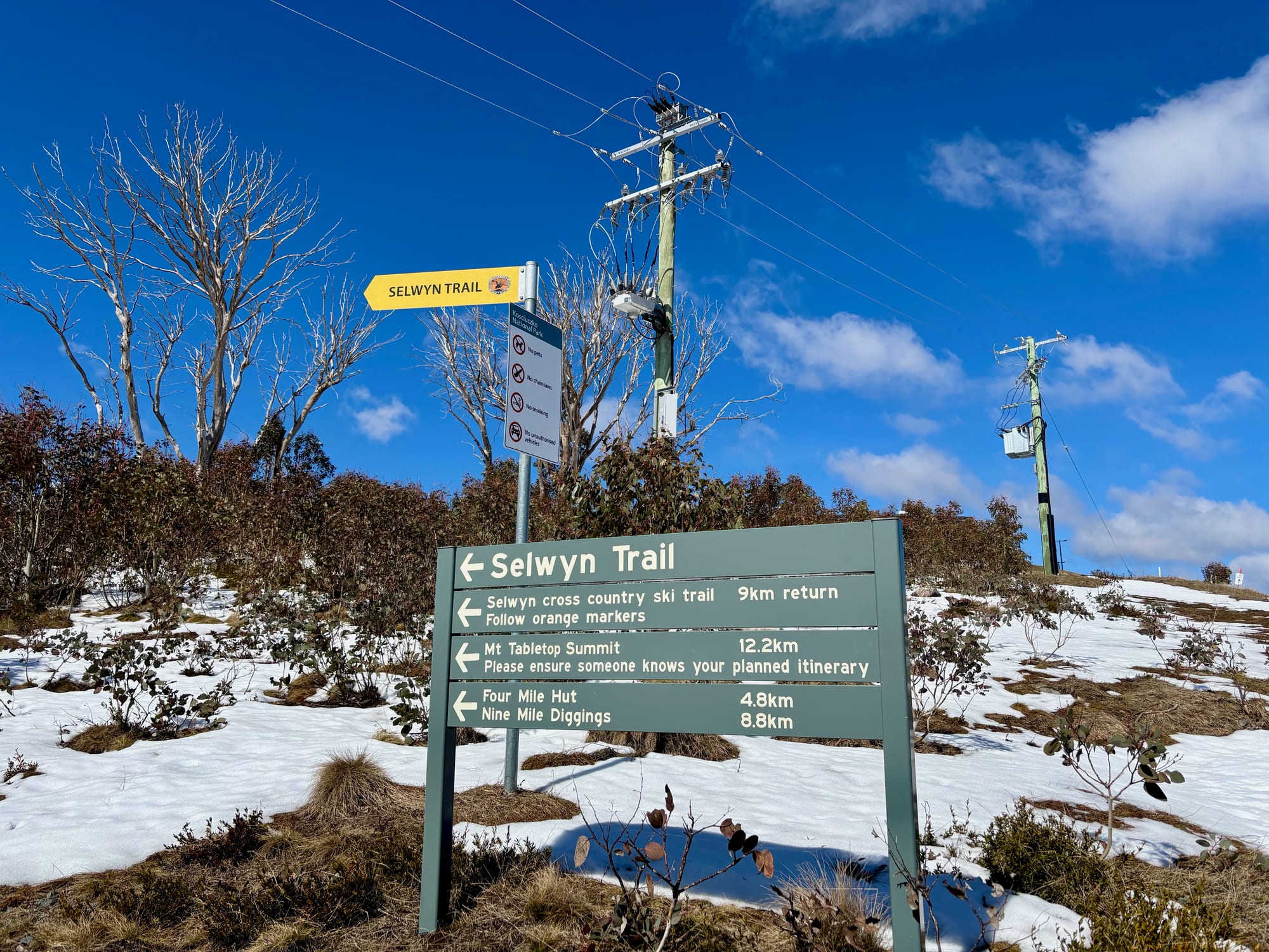 The Selwyn Trail sign with distances to the cross-country ski trail, Mt Tabletop, Four Mile Hut and Nine Mile Diggings