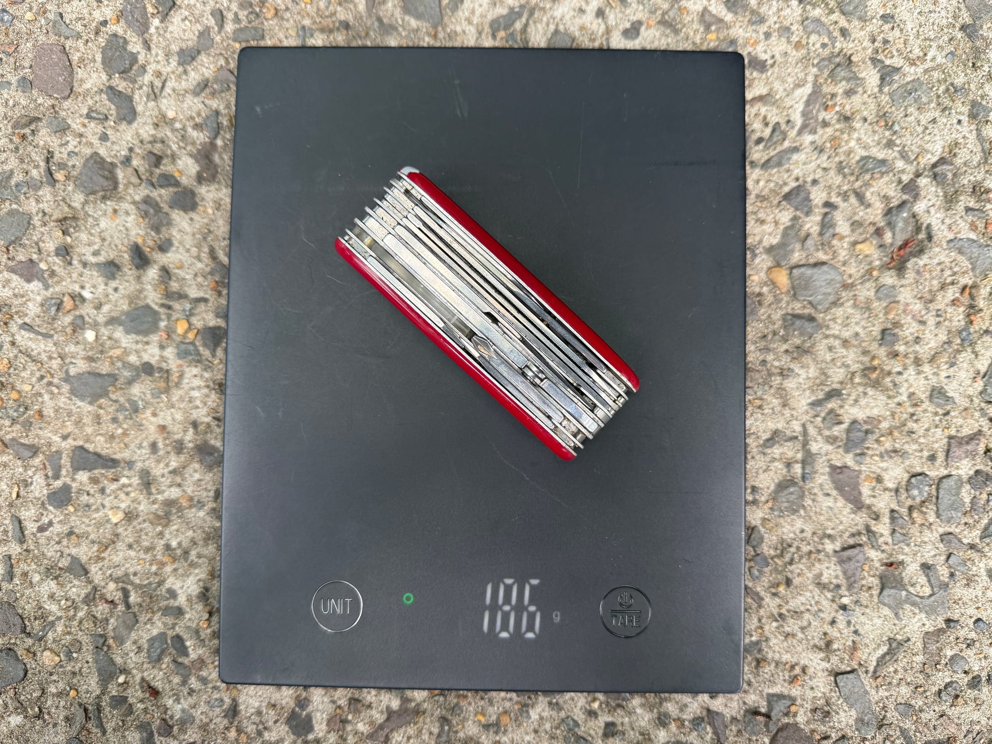 The closed SwissChamp on a scale showing 186 g