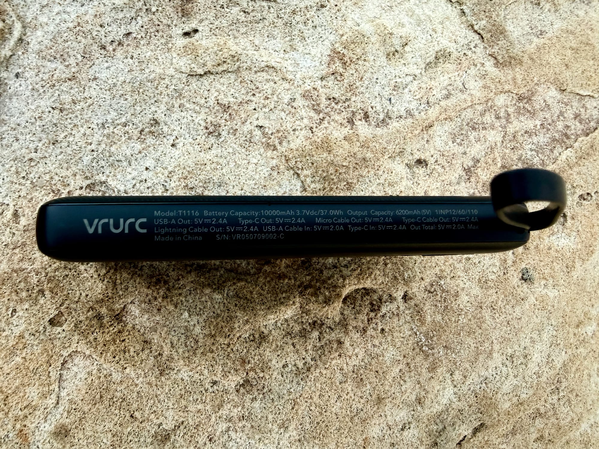 The label on the edge of the VRURC power bank: model T1116, 10000mAh, 37Wh and the outputs